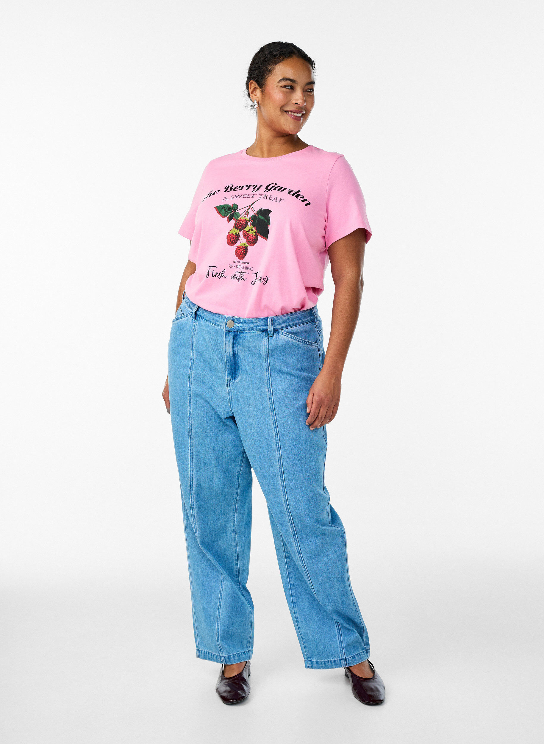 Zizzi T-shirt en coton avec imprim&eacute; fruits et texte, Rose, Model image number 1