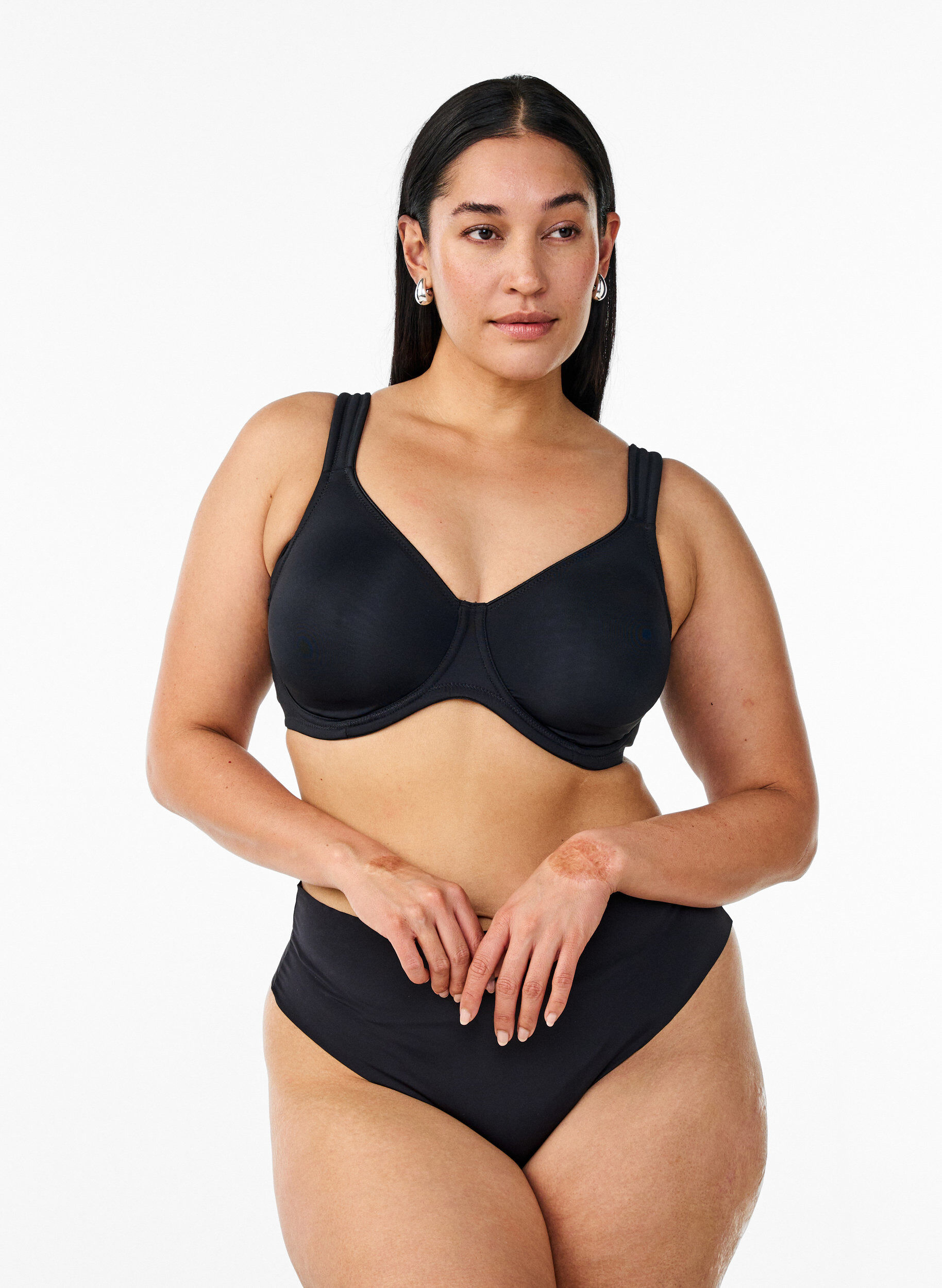 Zizzi Soutien-gorge confortable avec armature et bonnets moul&eacute;s, Noir, Model image number 1