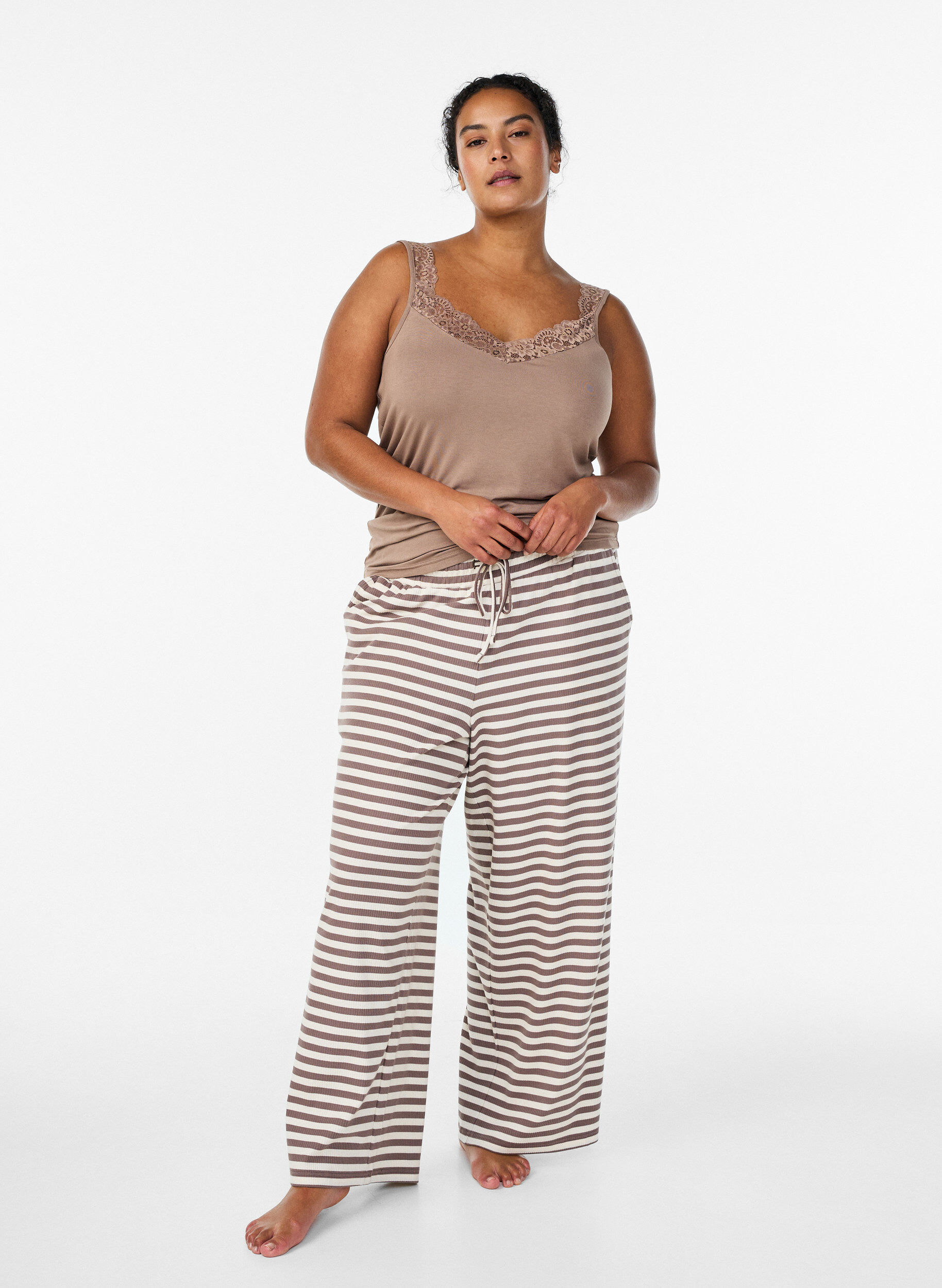 Zizzi Pantalon de pyjama ray&eacute; &agrave; taille haute et coupe ample, Beige, Model image number 0