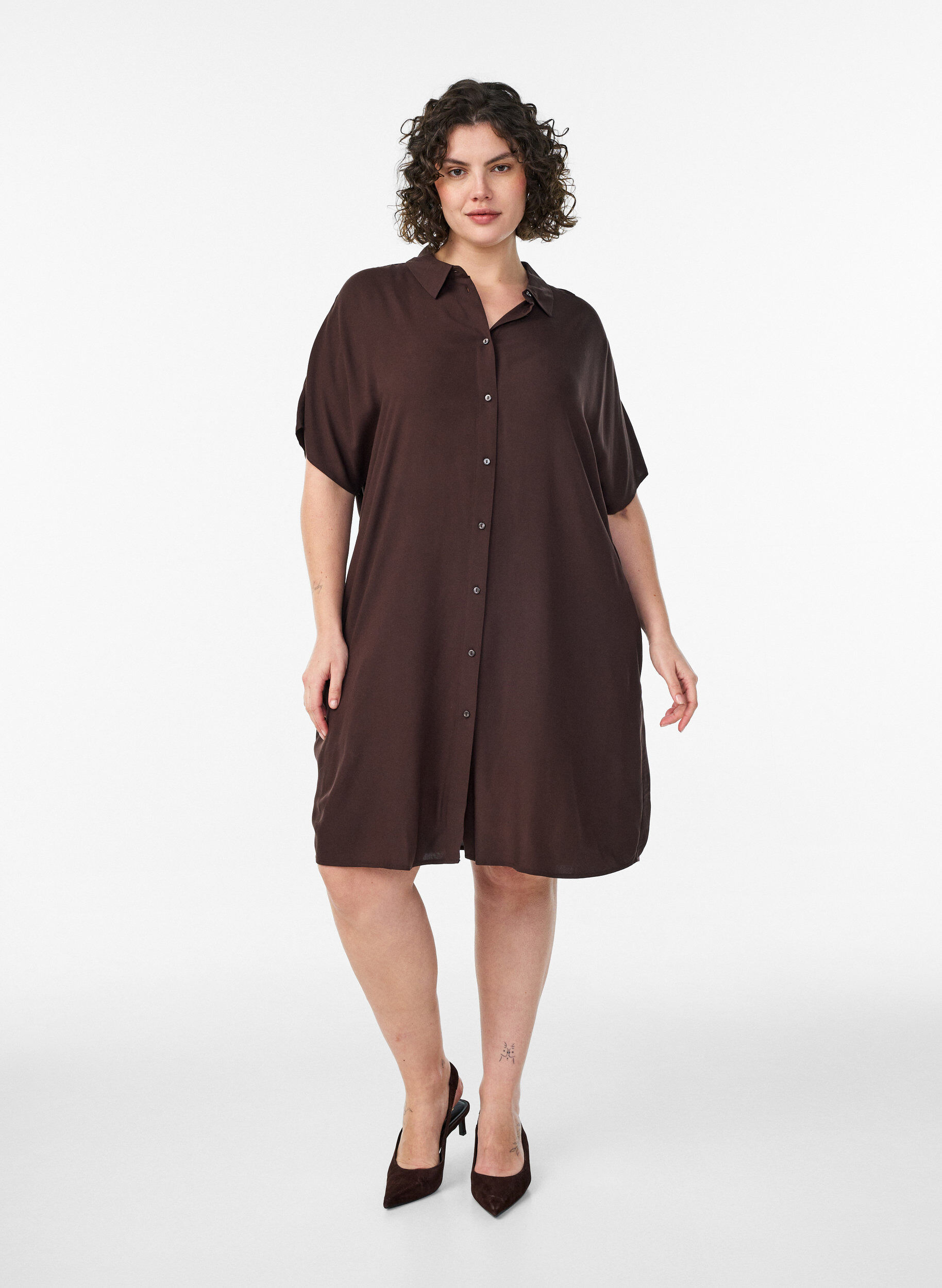Zizzi Chemise longue ample en viscose, Marron, Model image number 1