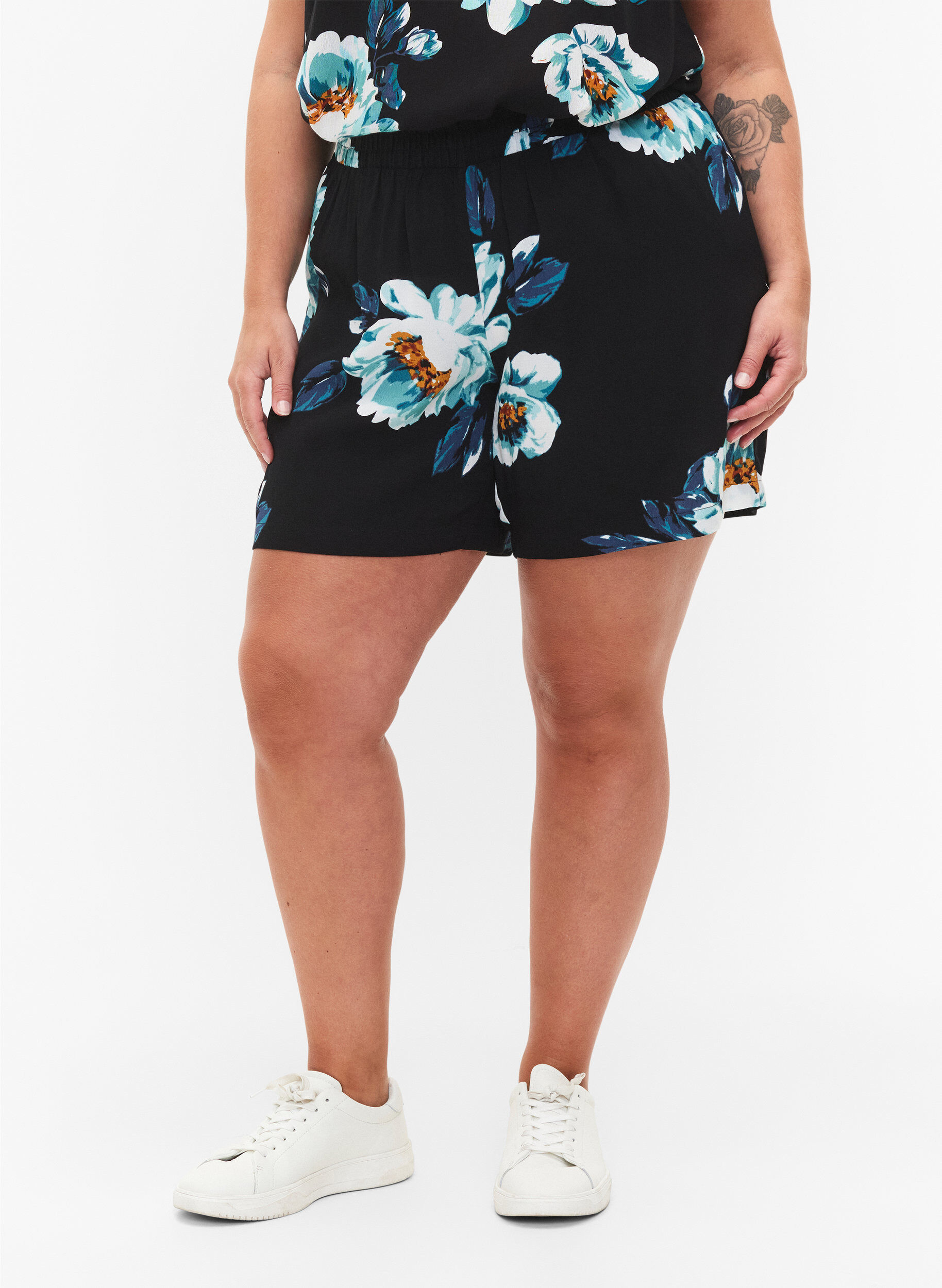 Zizzi Short ample en viscose, Black Big Flower, Model image number 2
