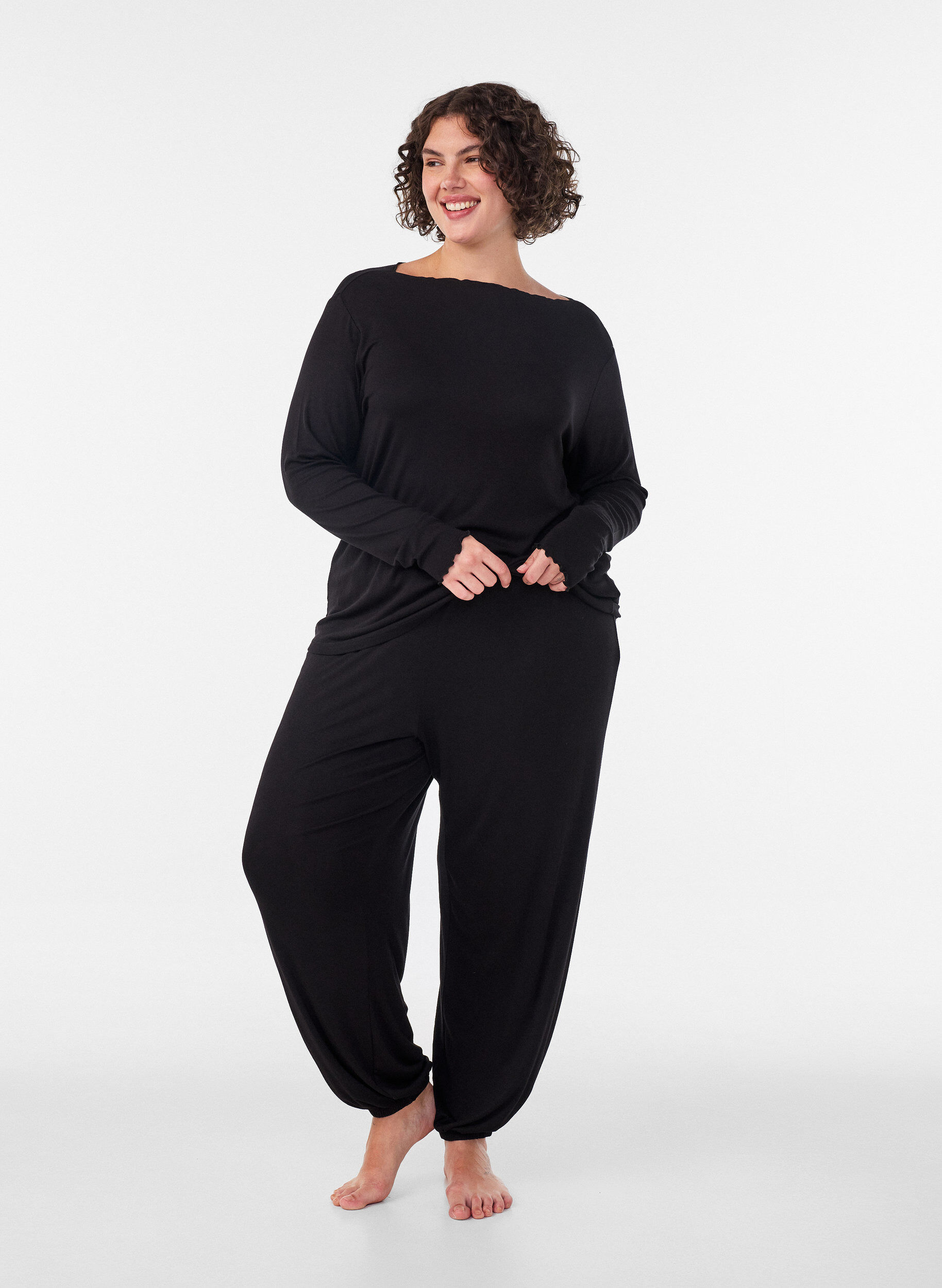Losse pyjamabroek in viscose met een elastische taille, Zwart, Model