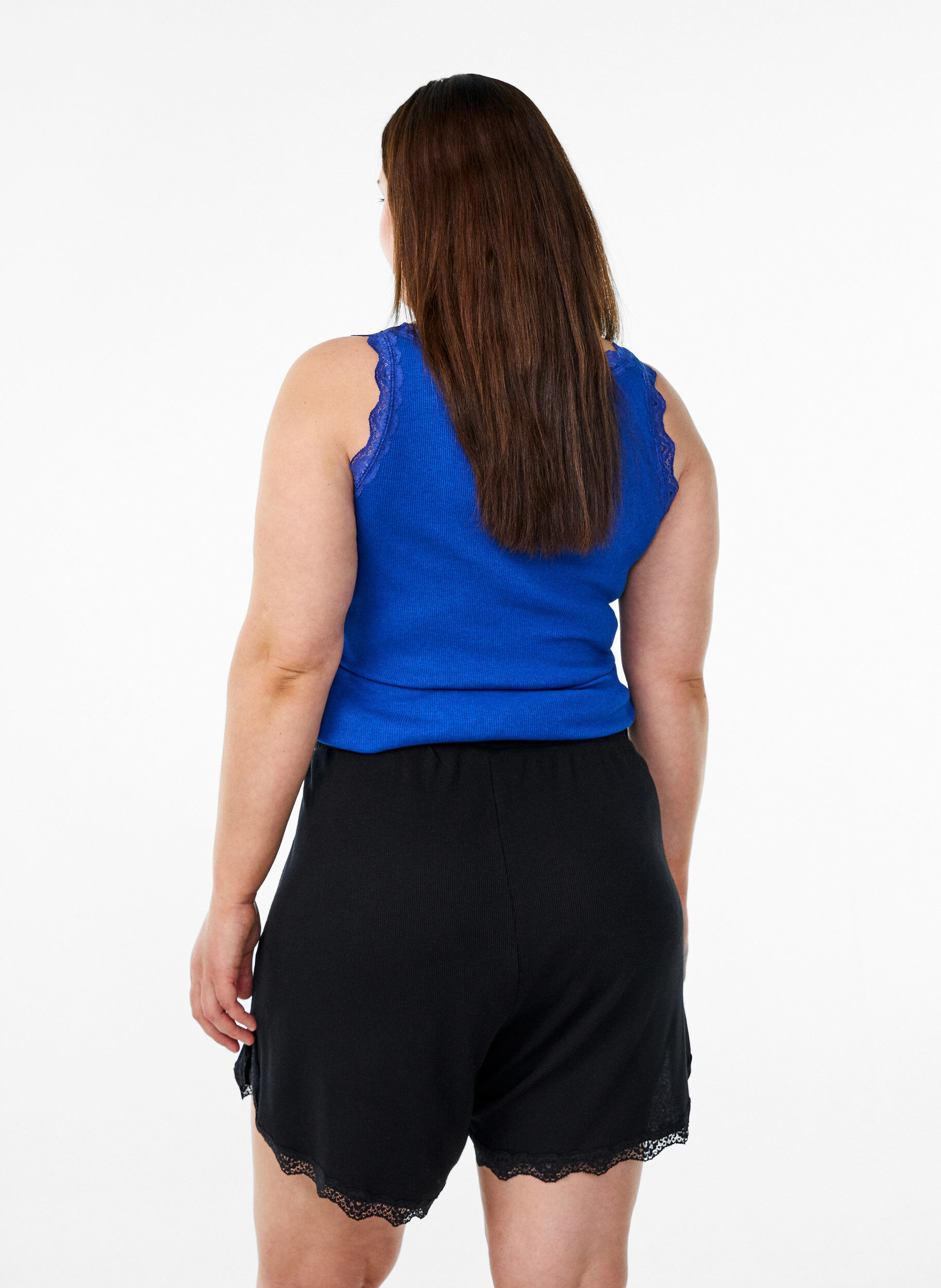 Zizzi Short de nuit ample &agrave; texture c&ocirc;tel&eacute;e et bordure en dentelle, Noir, Model image number 2