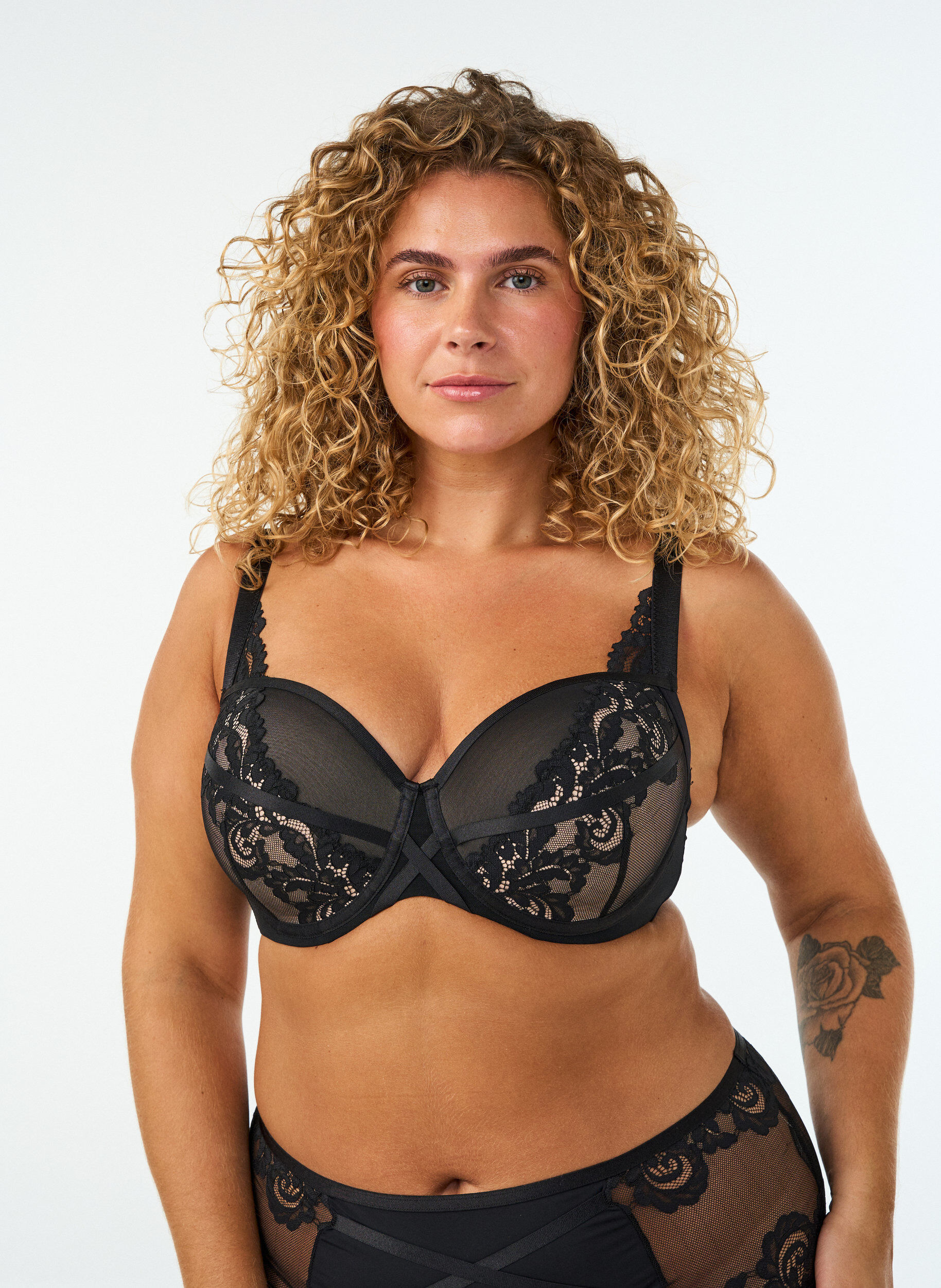 ZizziVoorgevormde bh met beugel en bloemenkant, Zwart, Model image number 0