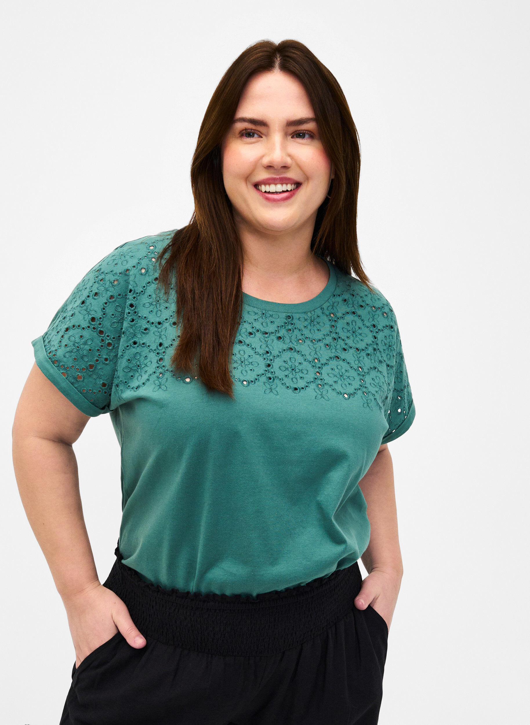 Zizzi T-shirt en coton biologique avec broderie anglaise, Sea Pine, Model image number 0