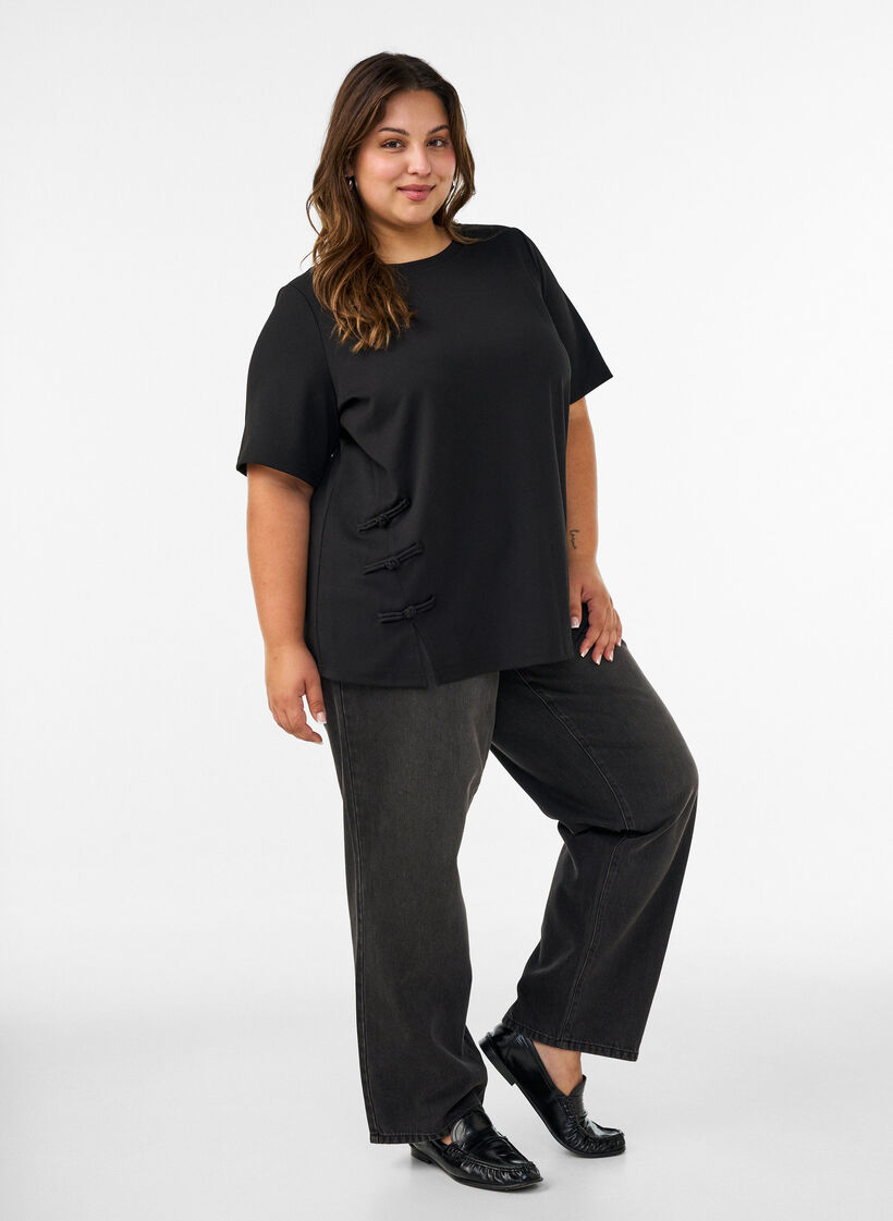 T-shirt met splitjes en decoratieve knoopsluitingen, Zwart, Model image number 1
