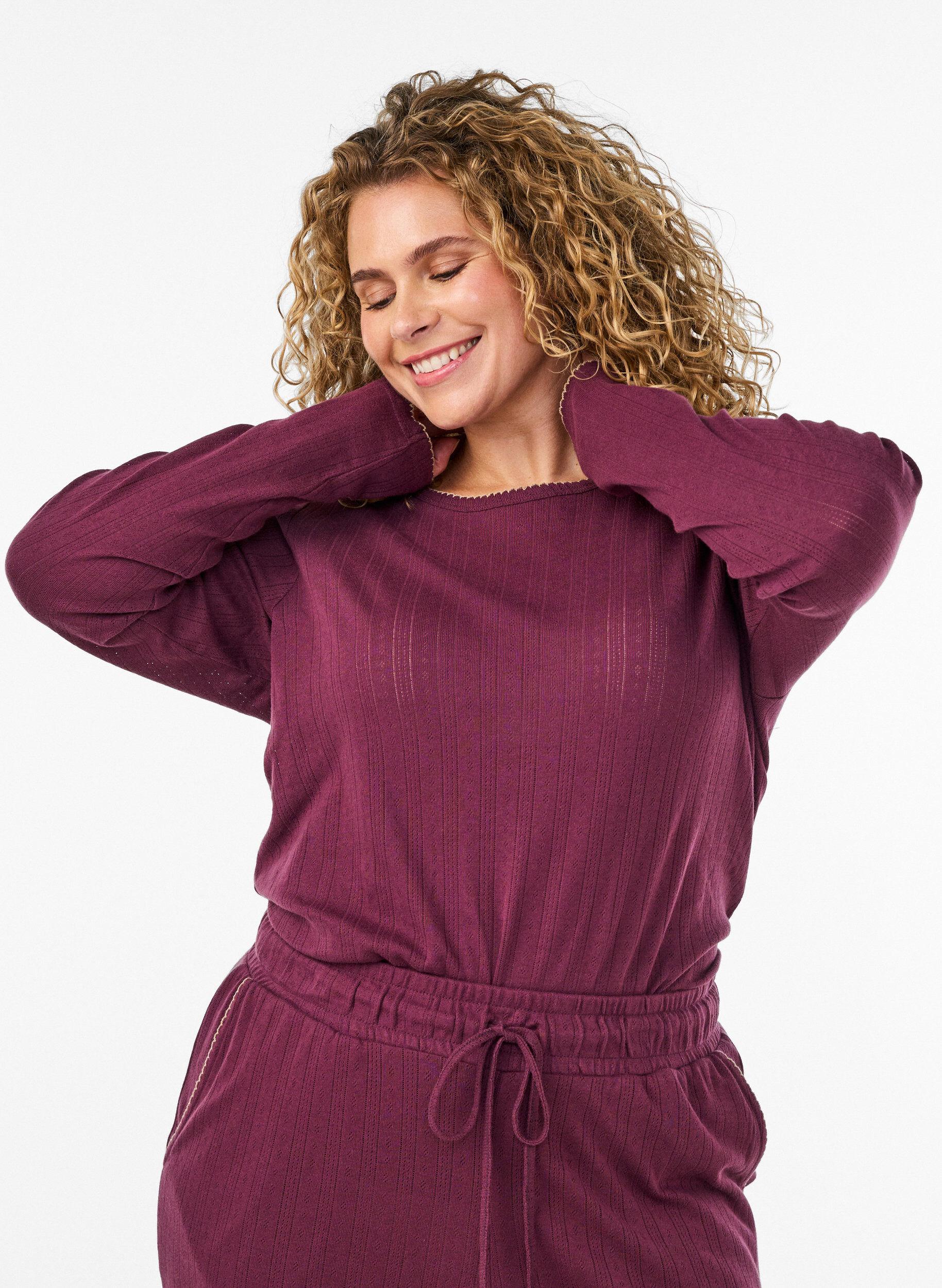 Haut de pyjama en coton biologique avec broderie ajour&eacute;e, Bordeaux fonc&eacute;, Model