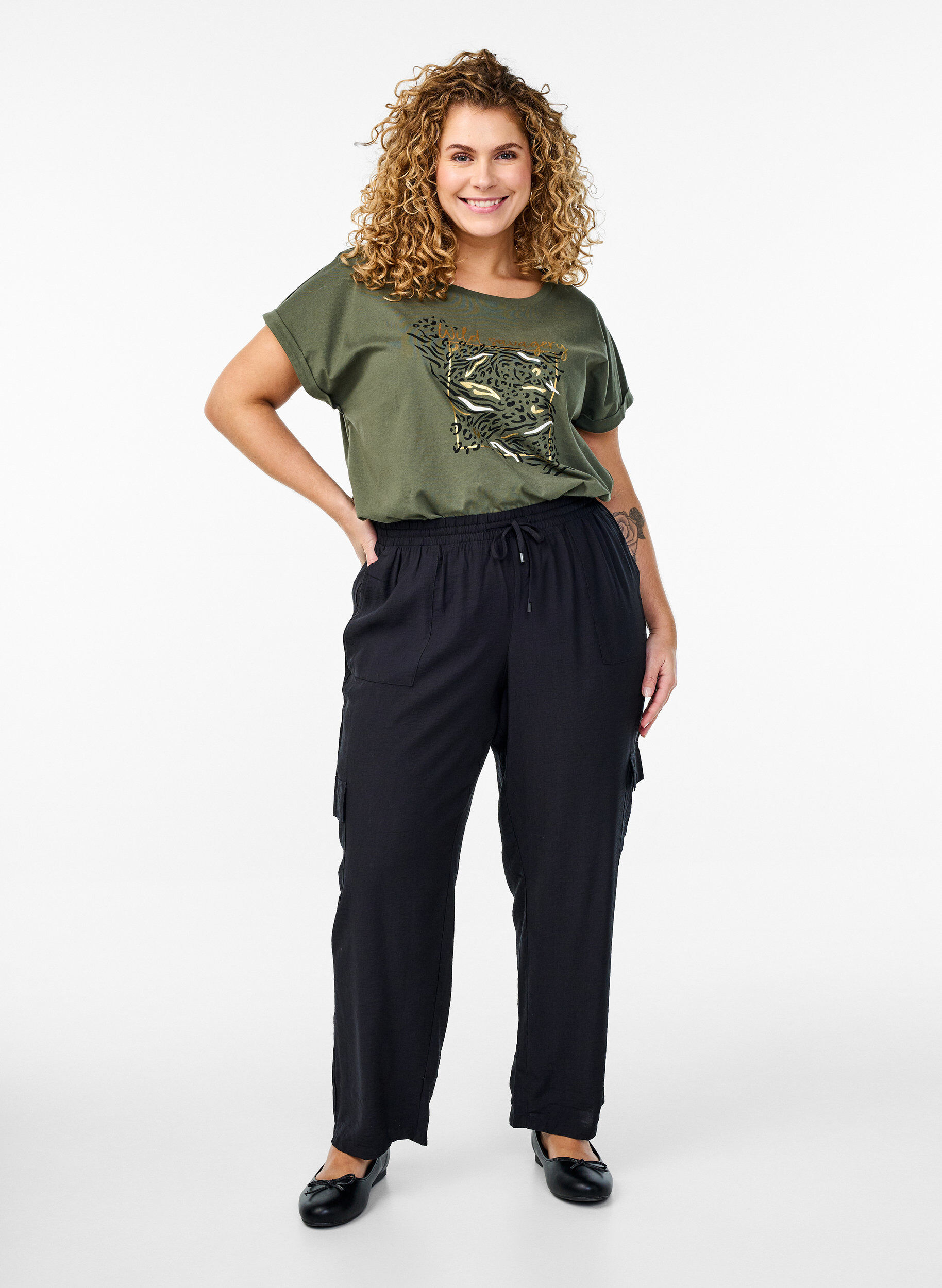 Zizzi Pantalon cargo taille haute, Noir, Model image number 0