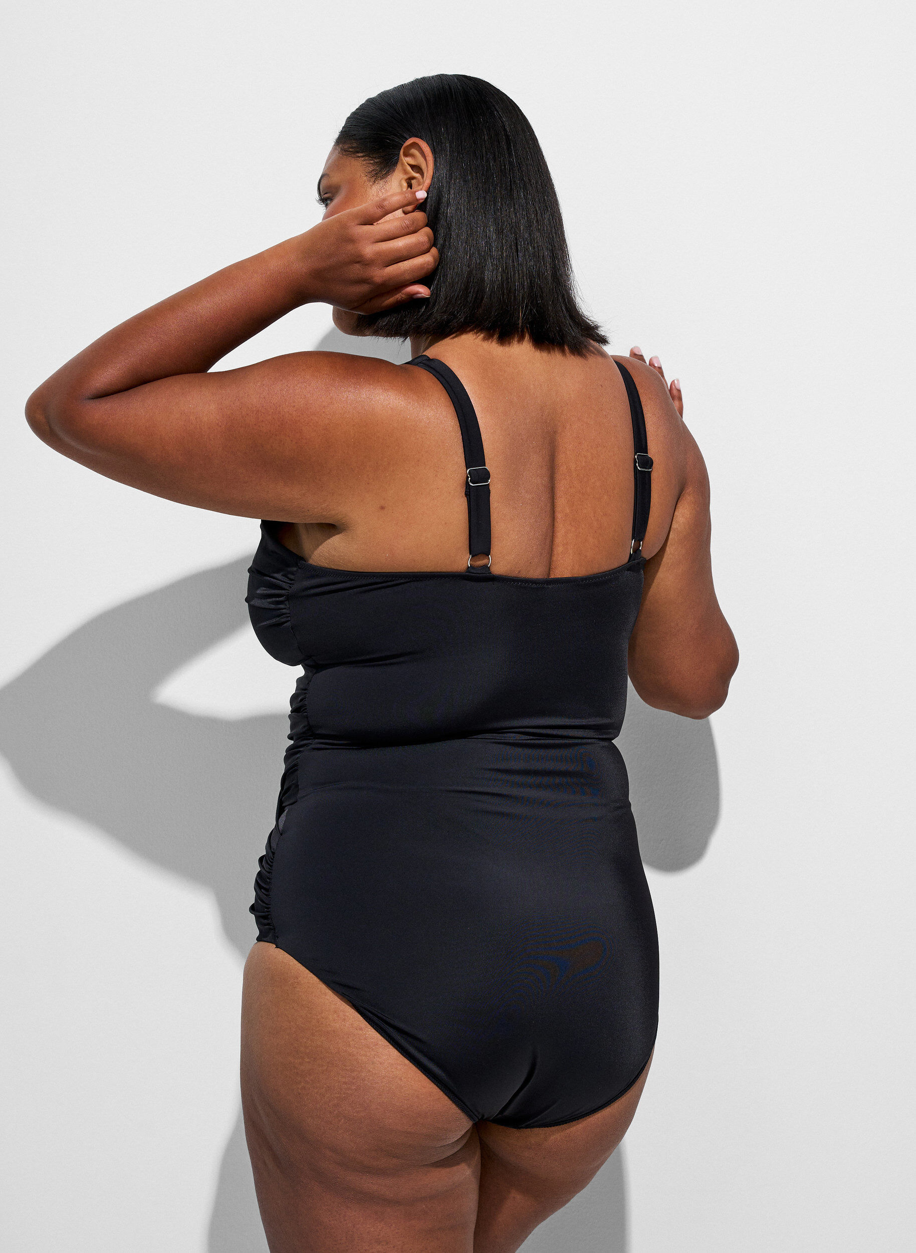 ZizziMaillot de bain &agrave; d&eacute;tail crois&eacute; en drap&eacute;, Noir, Model image number 1