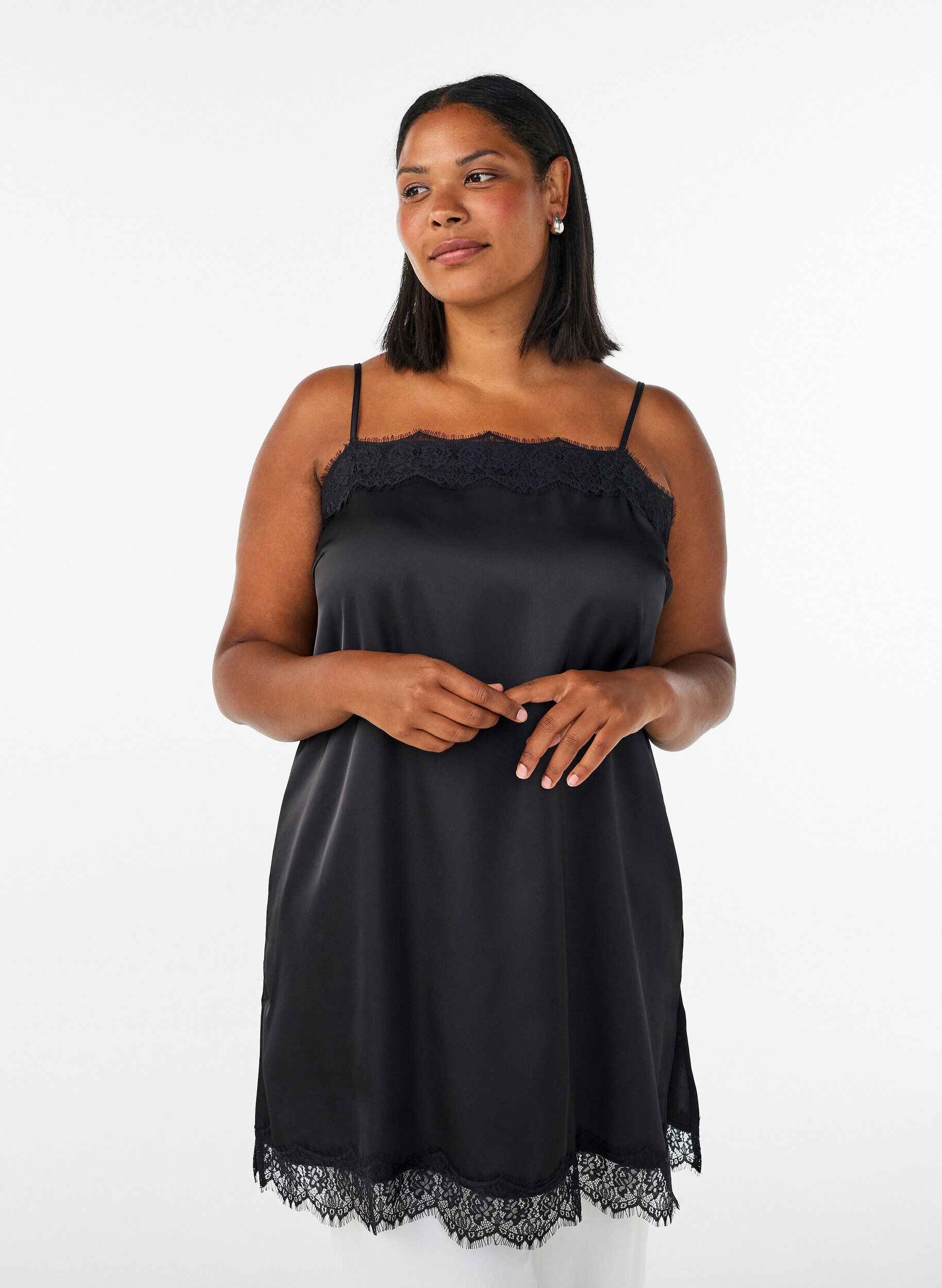 Haut long en satin bord&eacute; de dentelle, Noir, Model