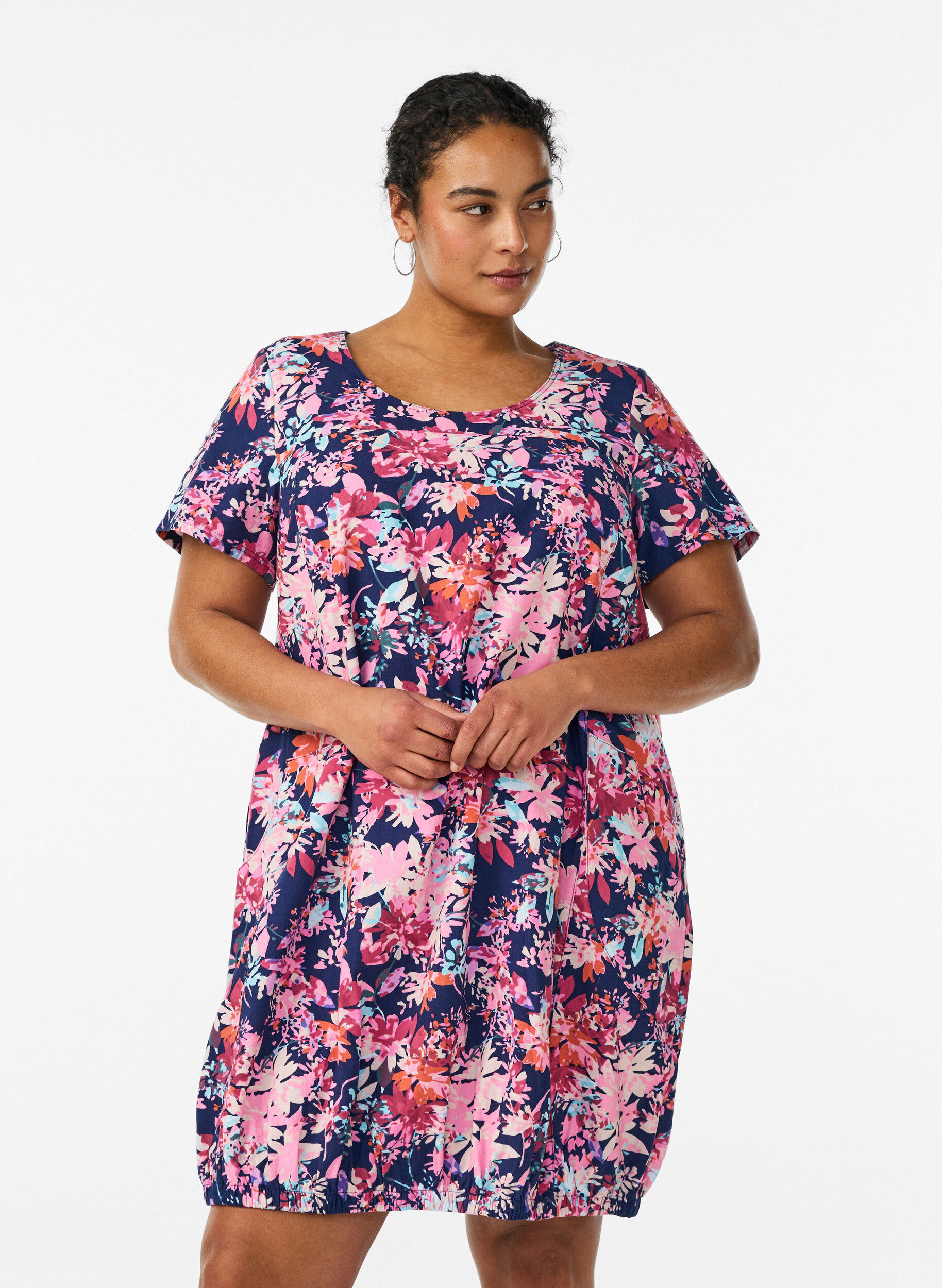 Zizzi Robe en coton &agrave; manches courtes avec imprim&eacute;, Bleu, Model image number 0