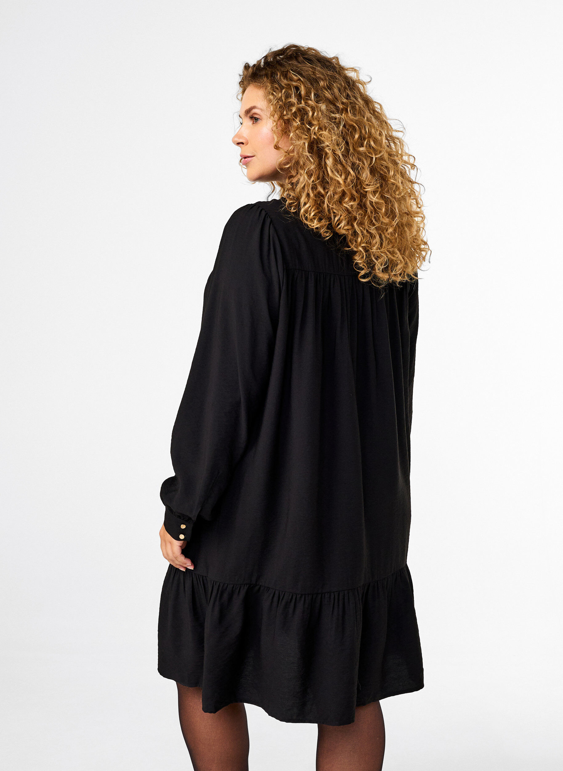 Zizzi Robe courte avec col &agrave; volants, Black, Model image number 1