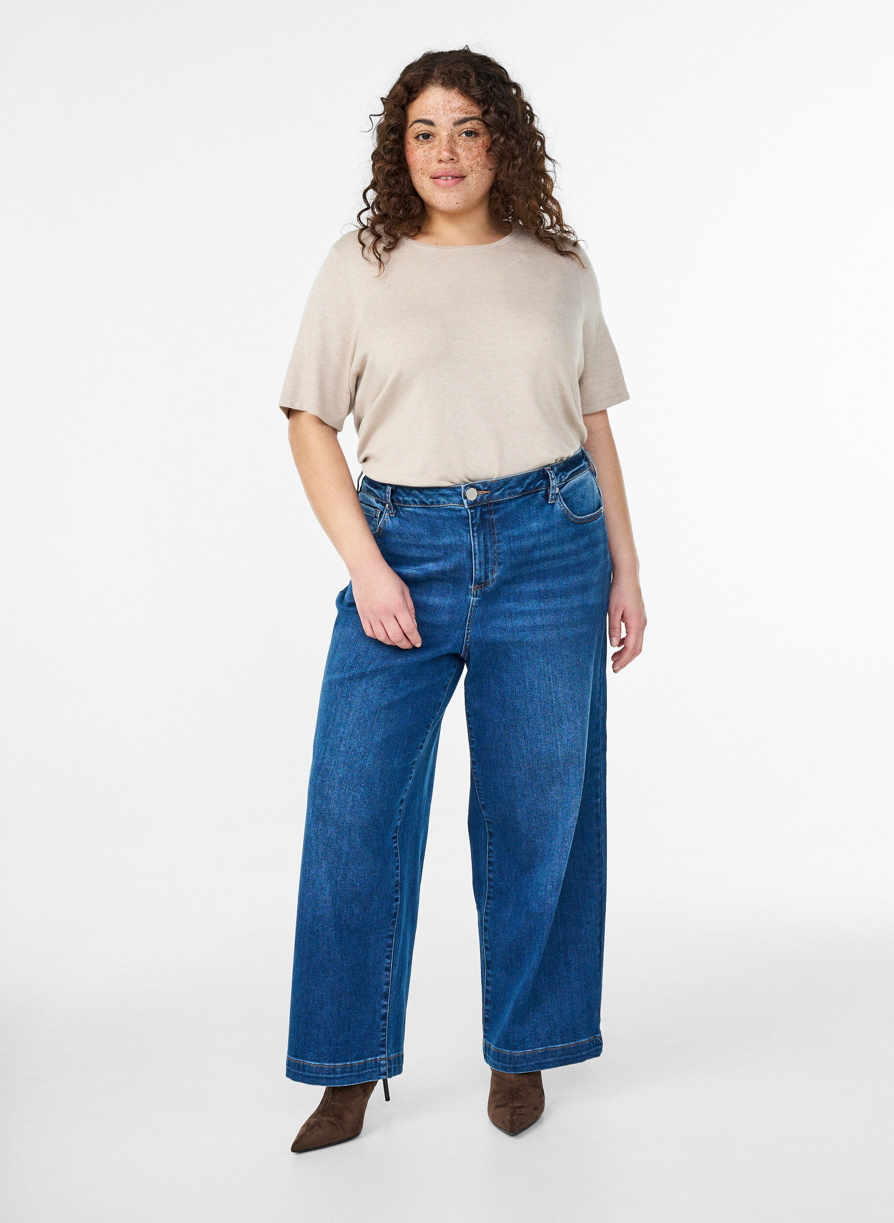 Zizzi Blouse en maille &agrave; manches courtes en viscose, Beige, Model image number 1