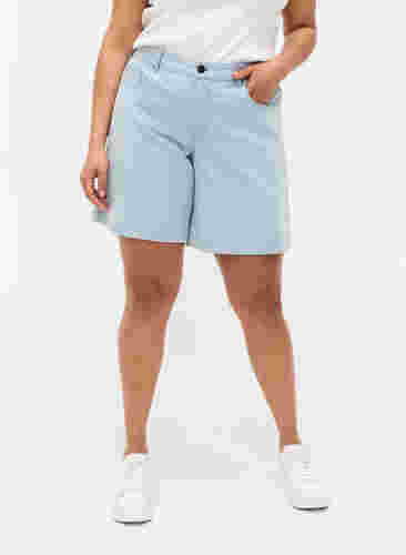 Short en jean à rayures, Light Blue Stripe, Model image number 2