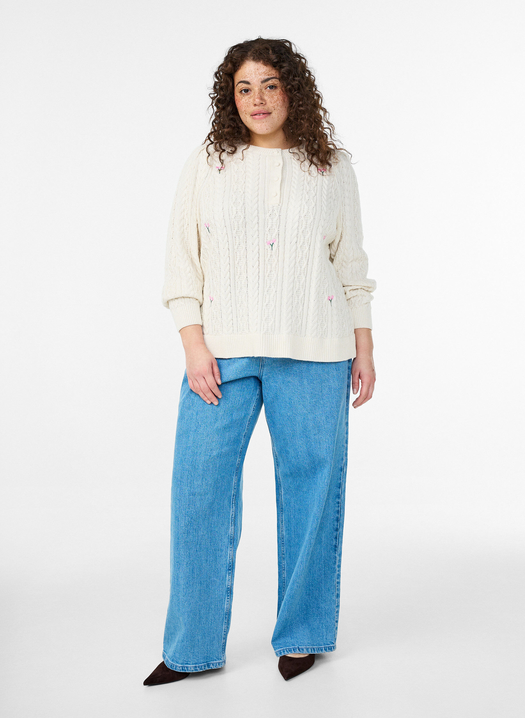 Zizzi Blouse en maille avec motif torsad&eacute; et fleurs brod&eacute;es, Blanc, Model image number 1