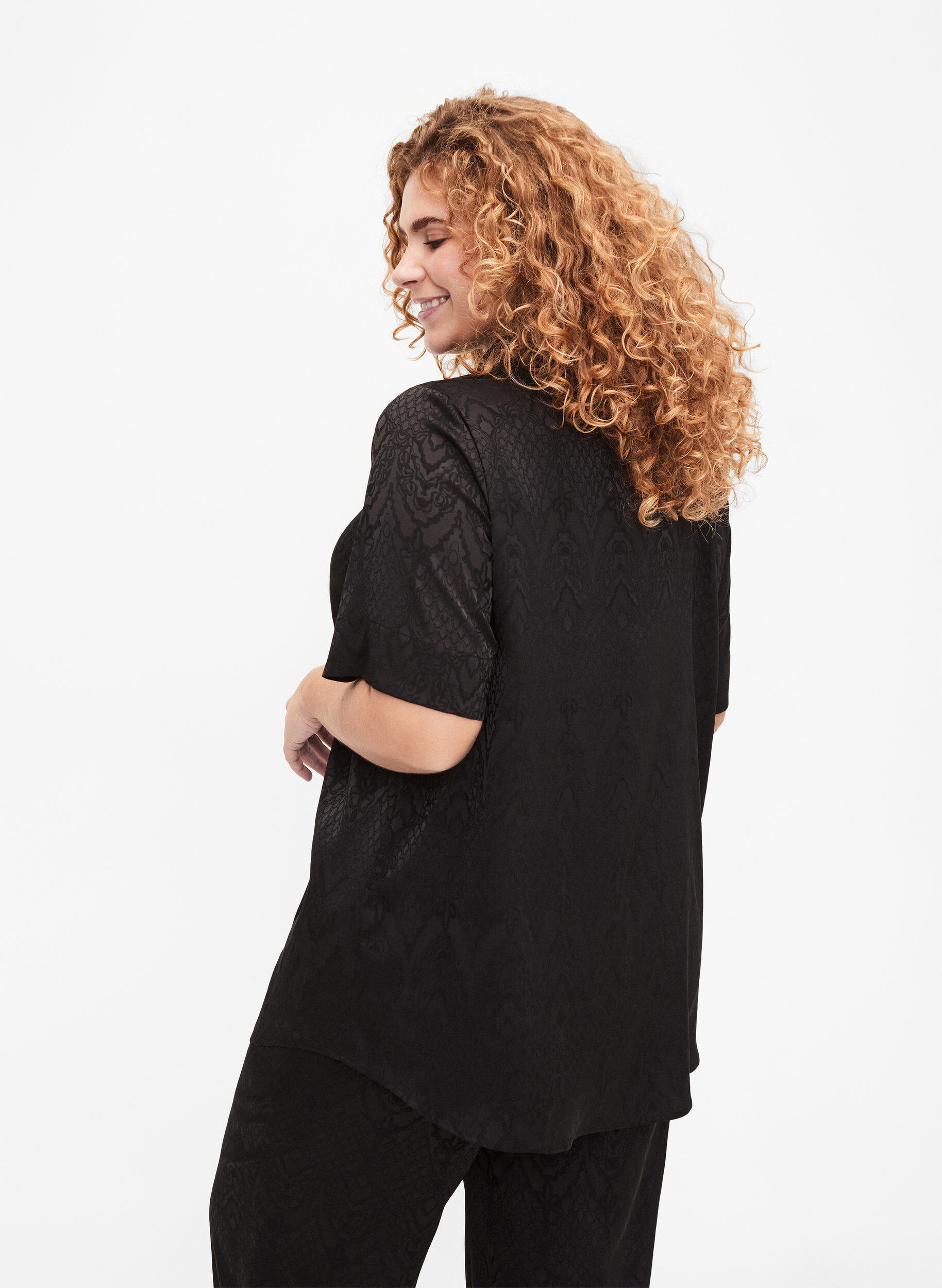 Zizzi Chemise longue avec motif textur&eacute;, Black, Model image number 1