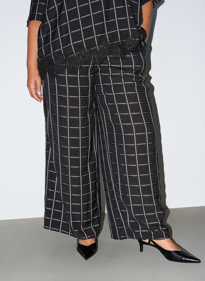 Geruite broek met wijde pijpen, Zwart, Model image number 2