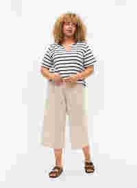 T-shirt en coton rayé avec col en V, Bright White Stripe, Model