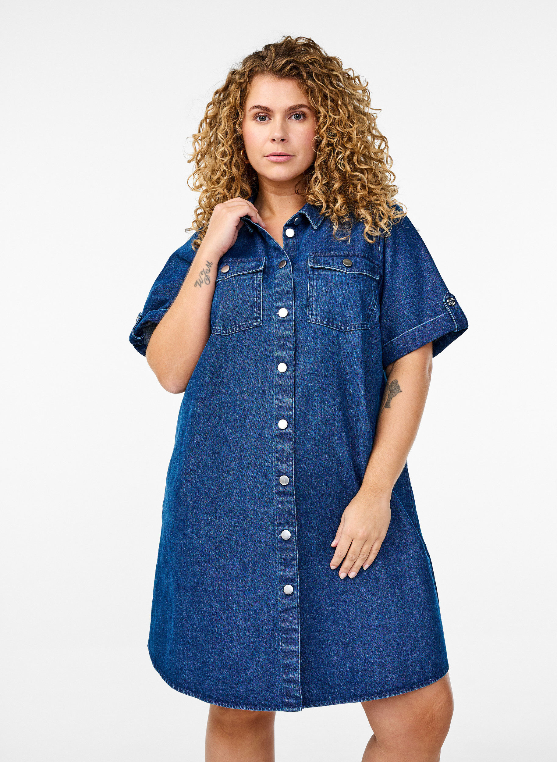 Zizzi Robe en denim avec manches courtes et boutons, Bleu, Model image number 0