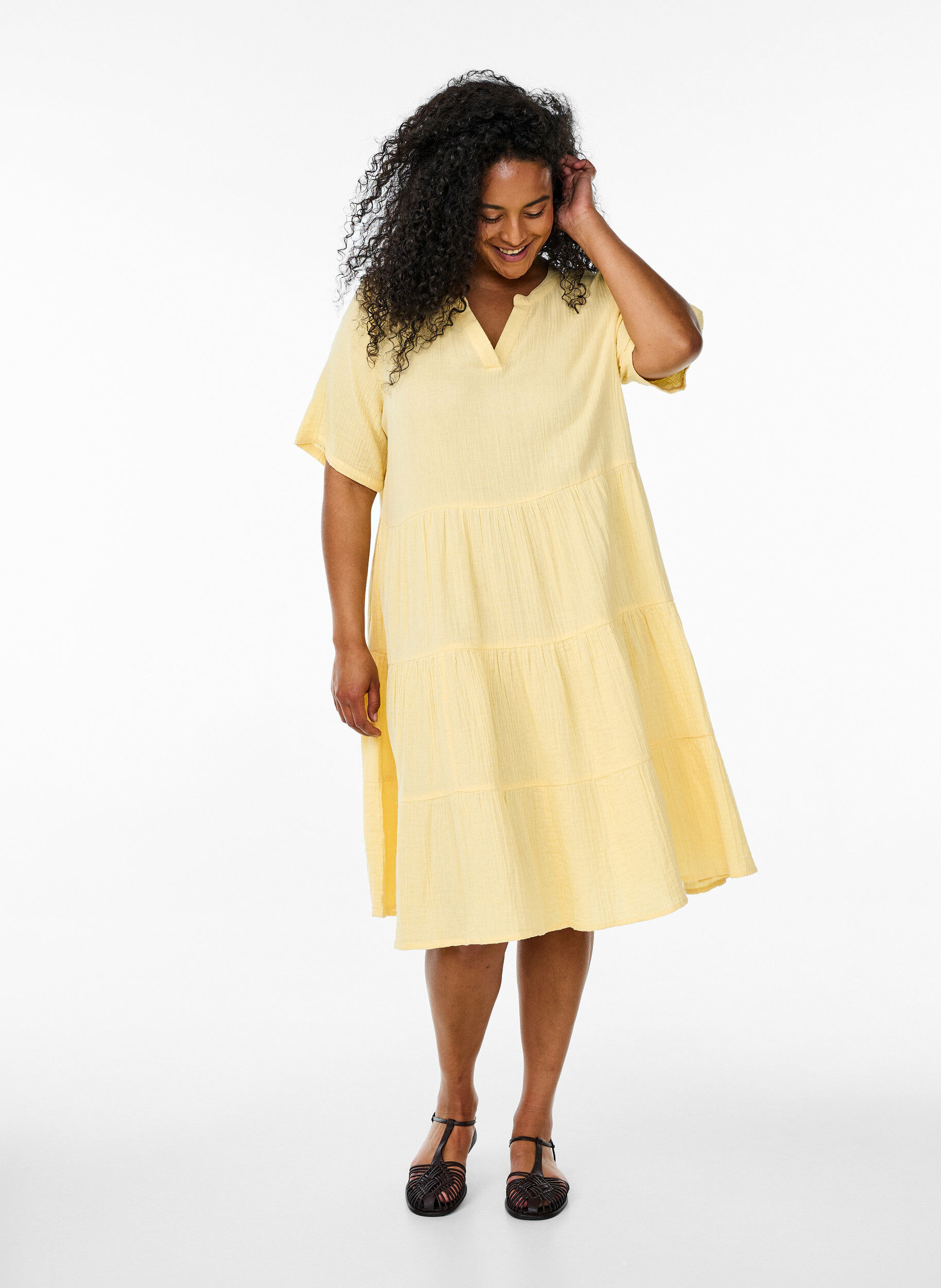 Zizzi Robe en mousseline de coton longueur genou, coupe &eacute;vas&eacute;e, Jaune clair, Model image number 1