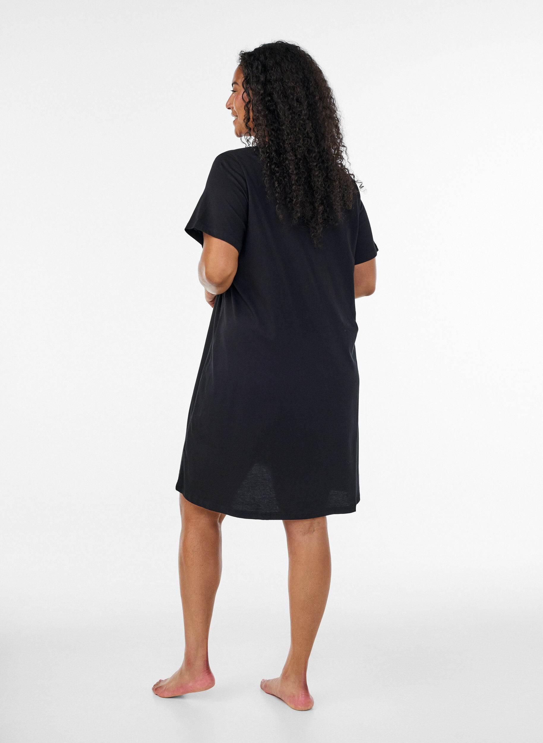 ZizziChemise de nuit en coton biologique et &agrave; col en V, Noir, Model image number 2