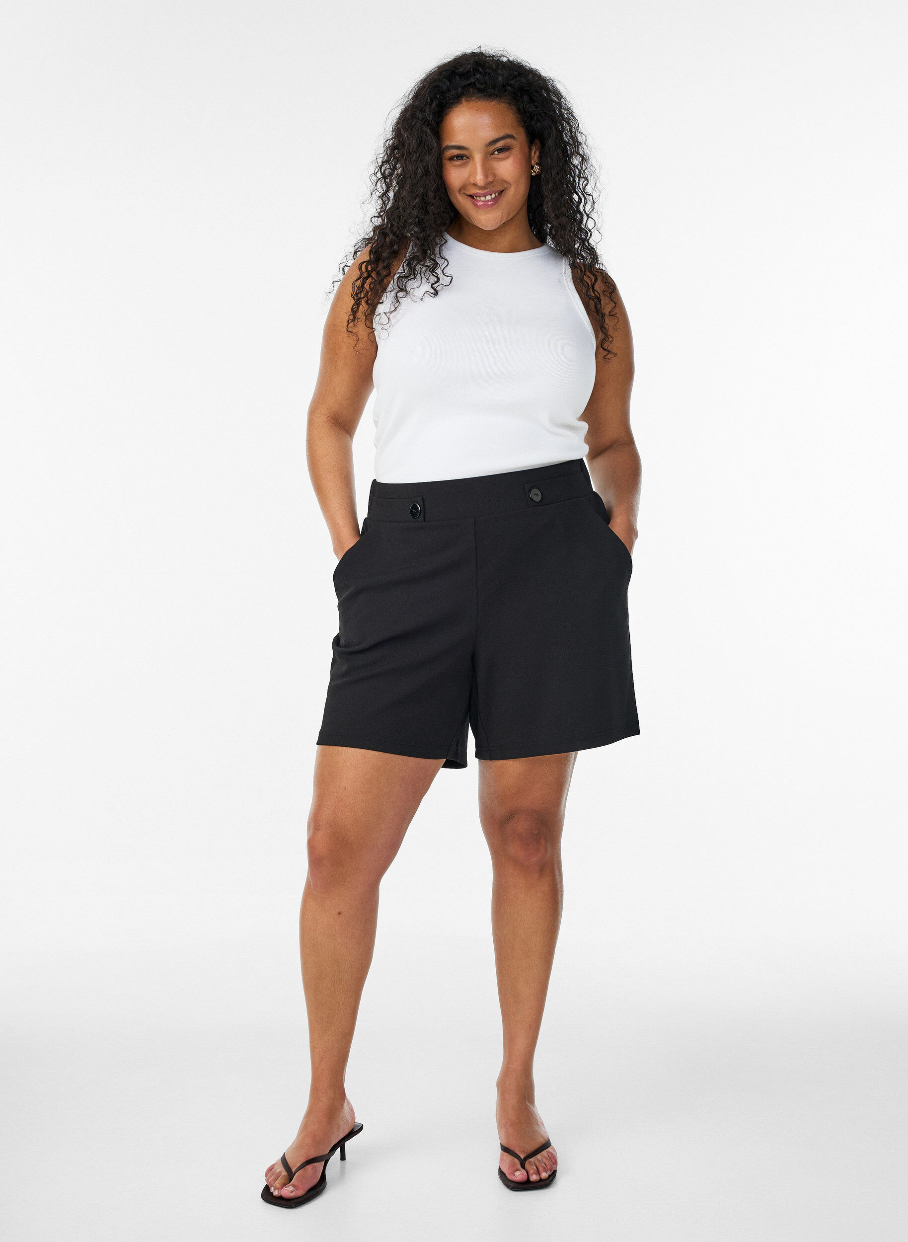 ZizziKorte broek met zakken en losse pasvorm, Zwart, Model image number 1