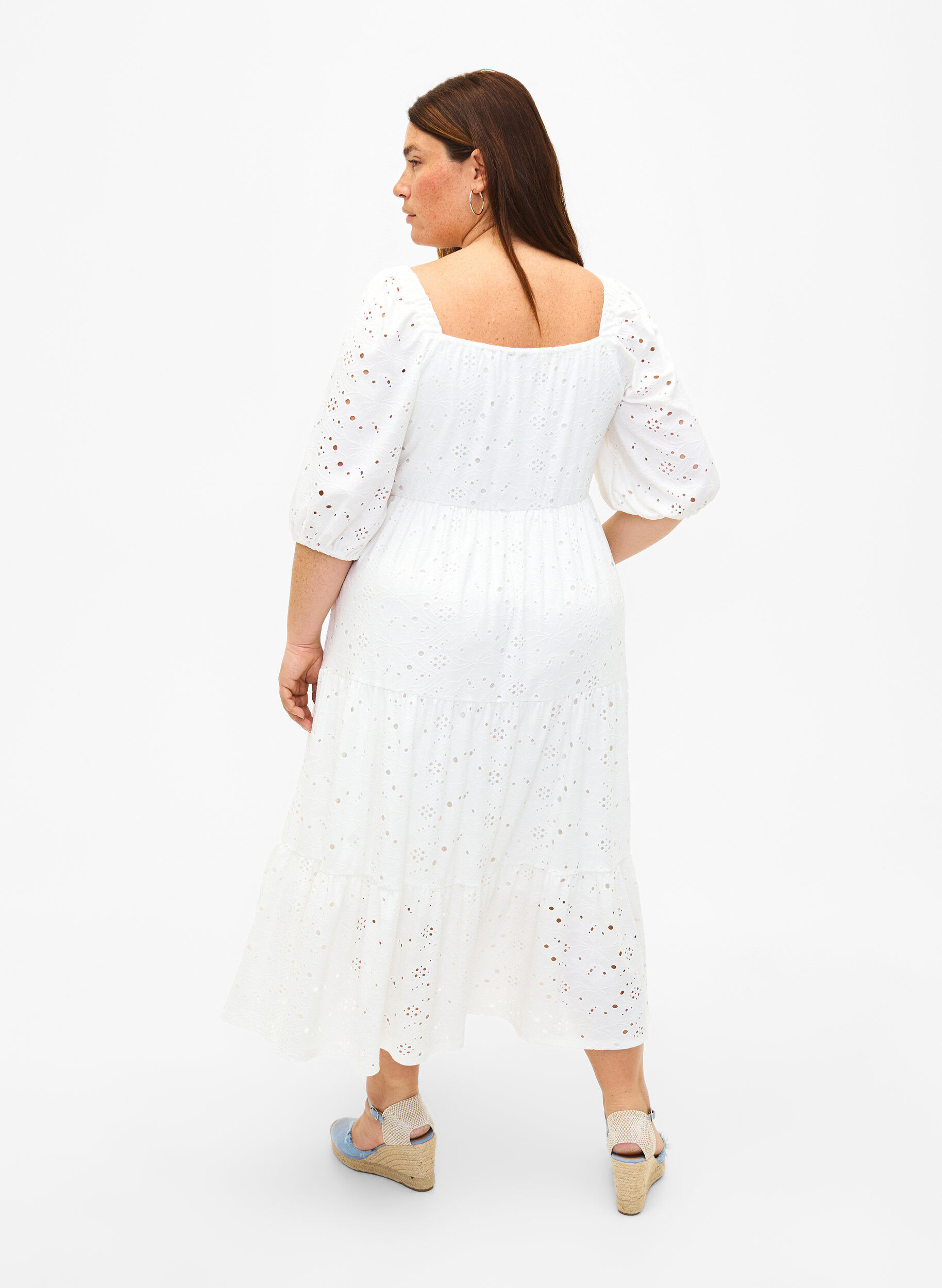 Zizzi Robe longue avec un motif en dentelle et une encolure carr&eacute;e, Blanc, Model image number 1