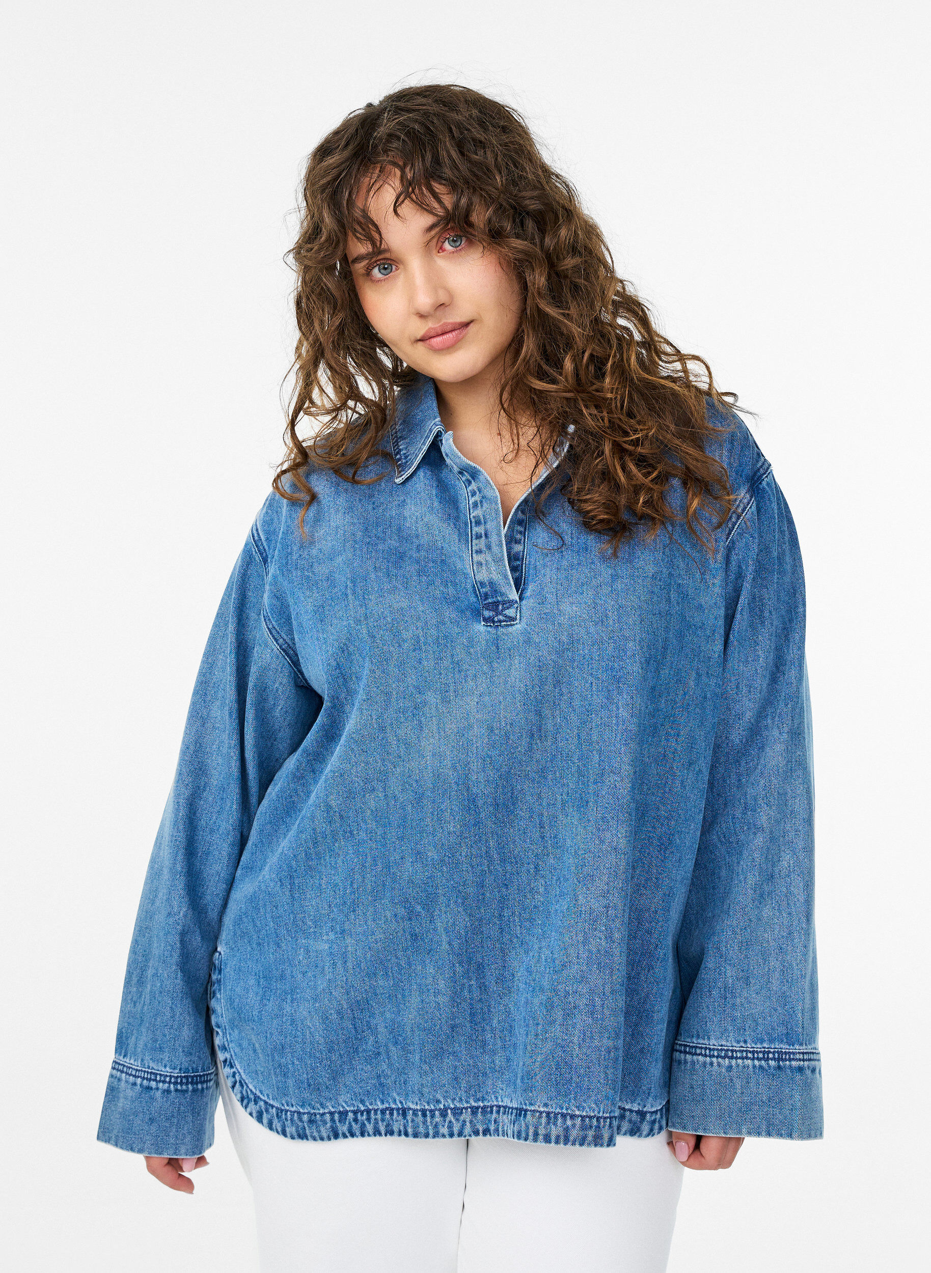 Losse denim blouse met kraag en V-hals, Blauw, Model