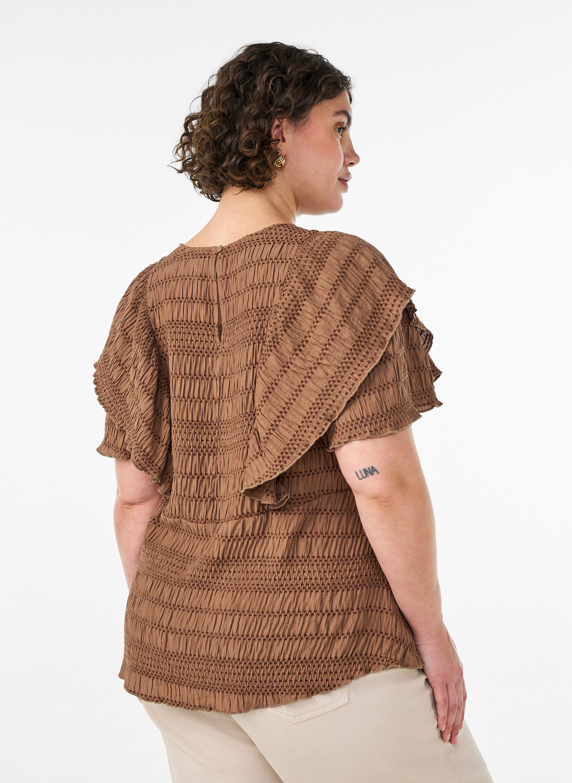 ZizziBlouse avec texture smock&eacute;e et manches &agrave; volants, Marron, Model image number 2