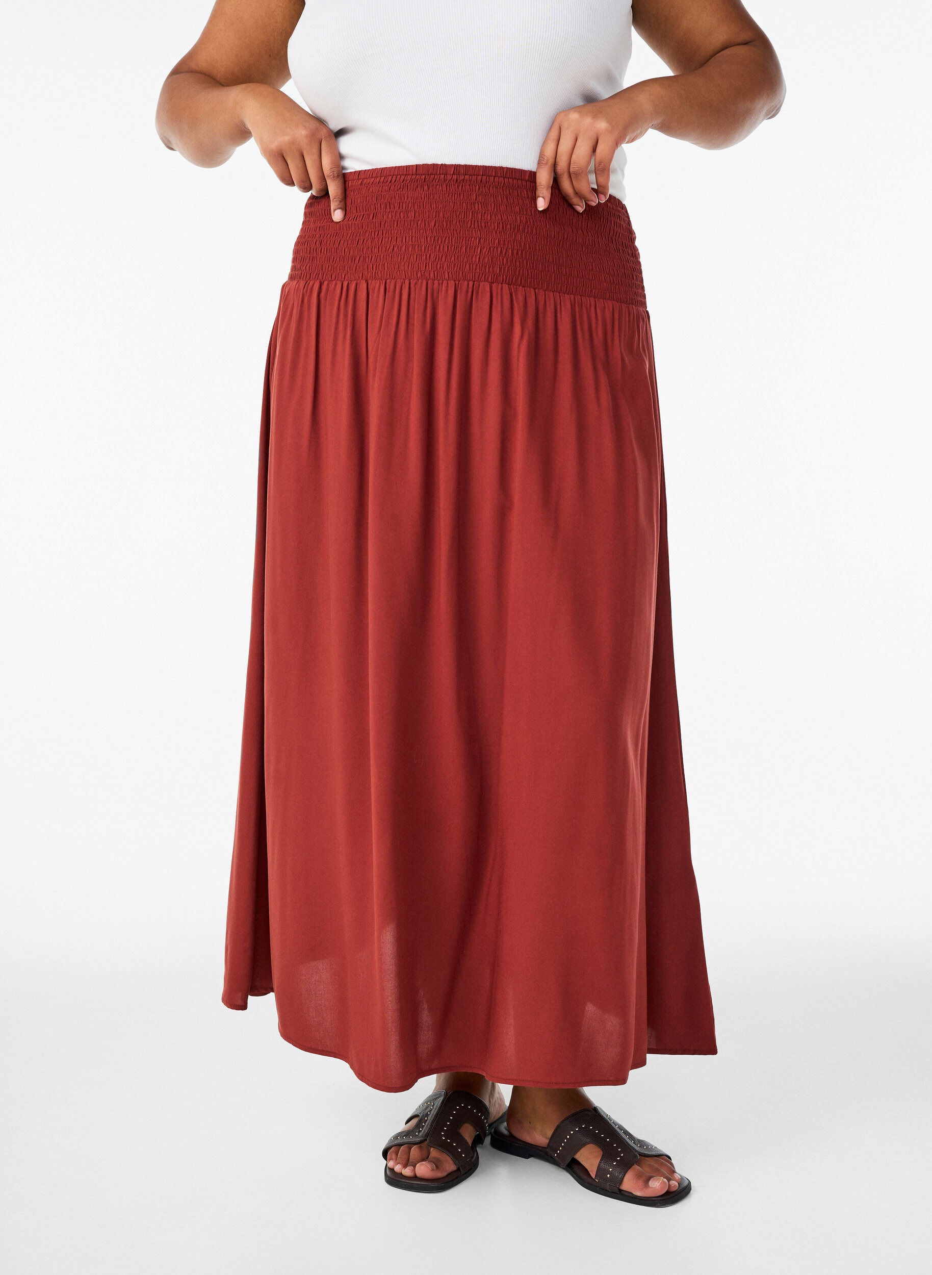 Zizzi Jupe longue en viscose avec smocks, Bordeaux, Model image number 2