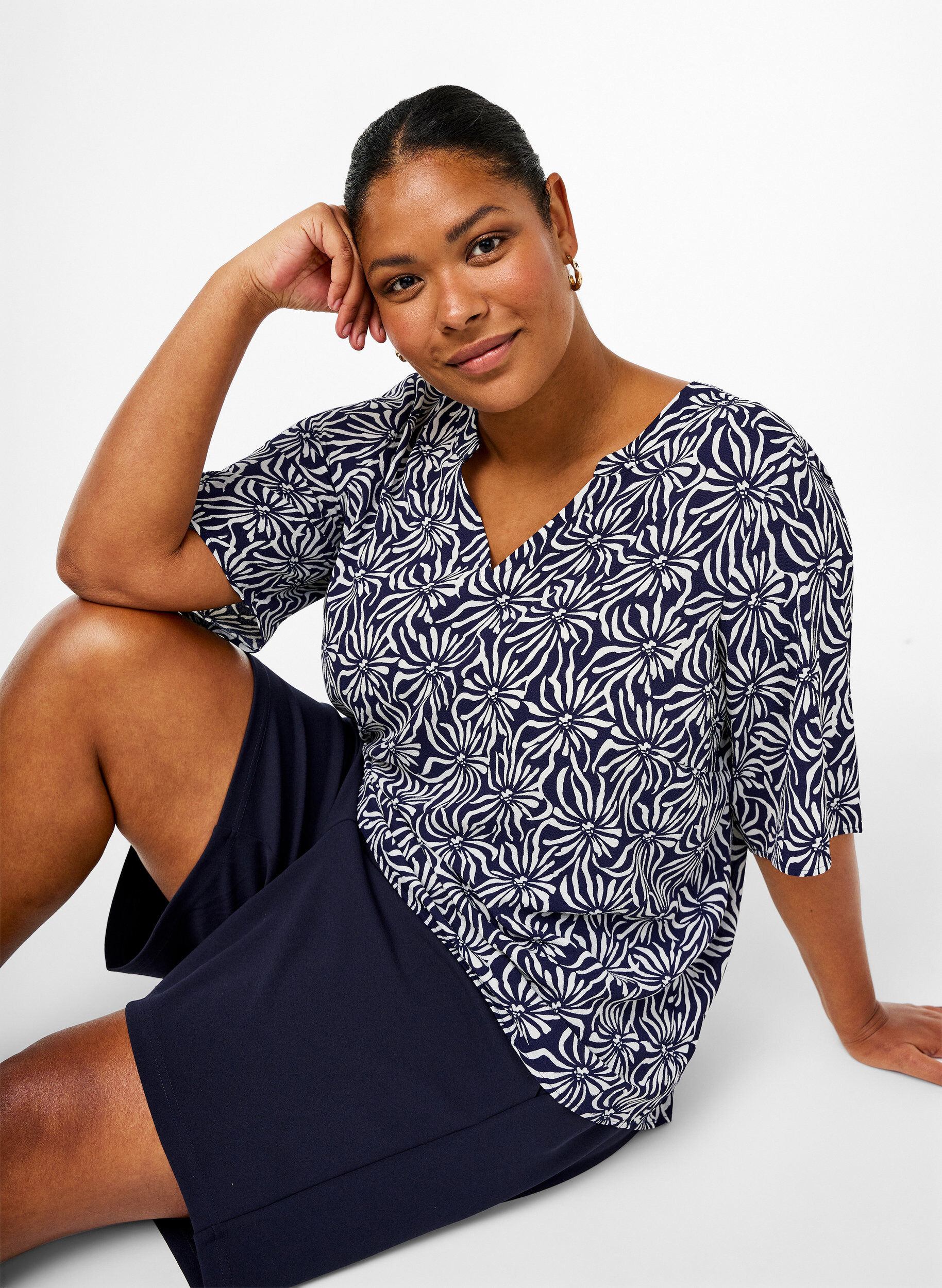 Zizzi Blouse met V-hals en bloemenprint, White Blue Flower, Image image number 0