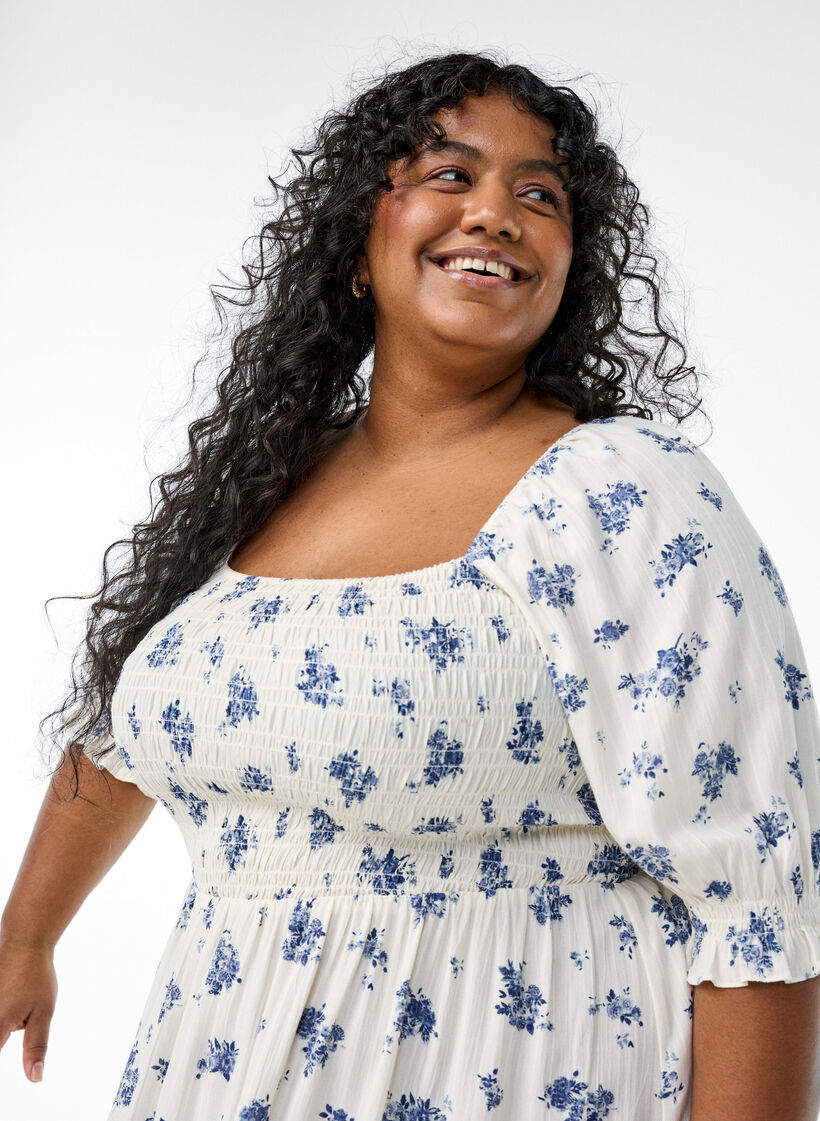 Robe midi en viscose &agrave; fleurs avec smock, Blanc, Model image number 2