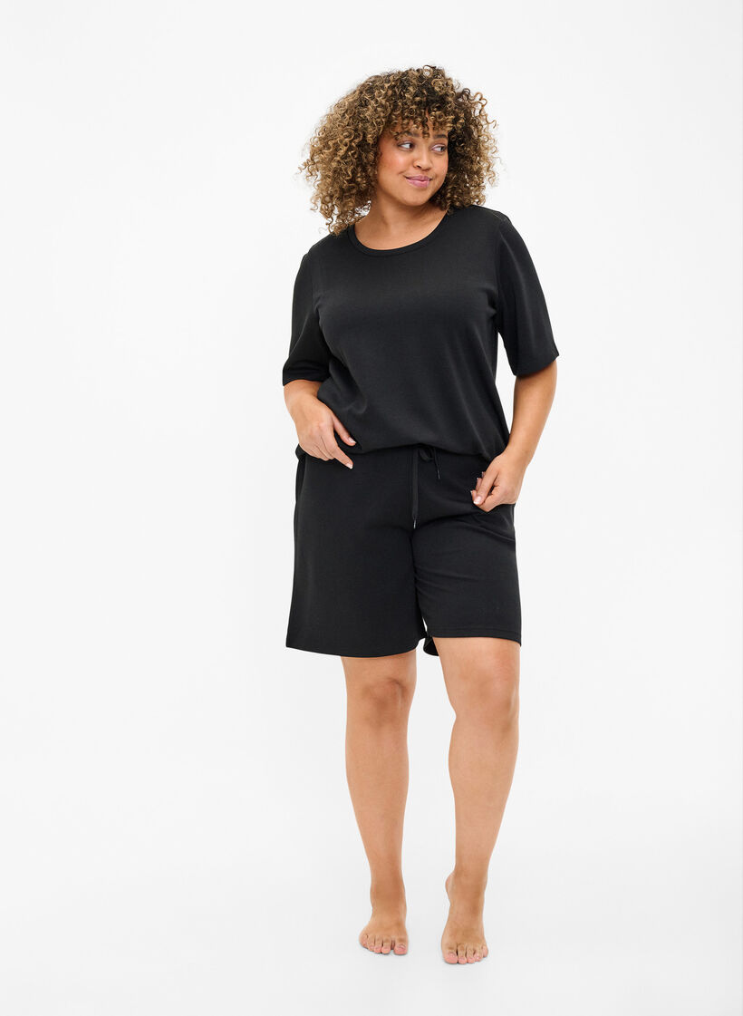 T-shirt in modalmix, Zwart, Model image number 1