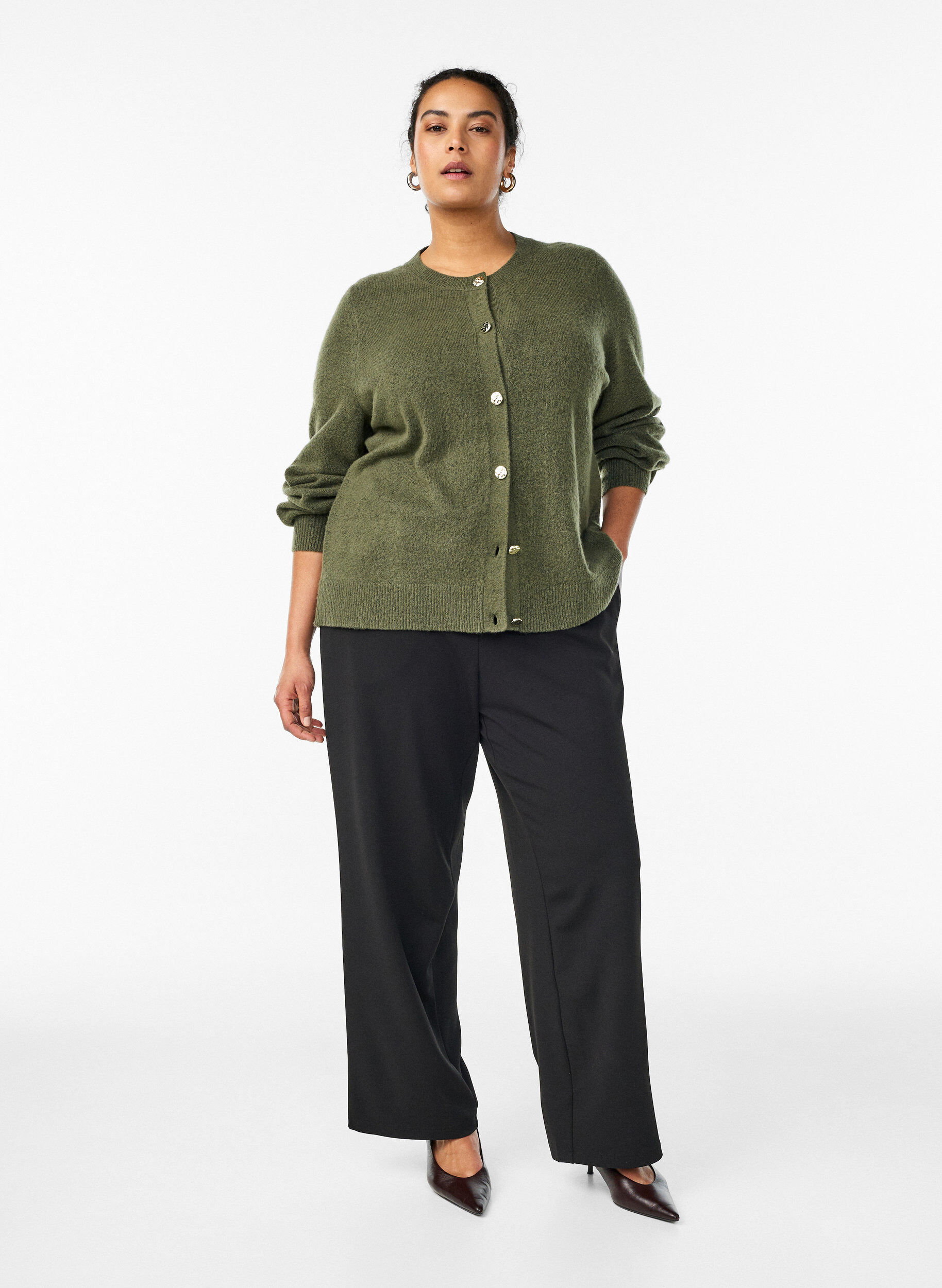 Zizzi Cardigan en maille douce avec boutons dor&eacute;s, Vert fonc&eacute;, Model image number 1