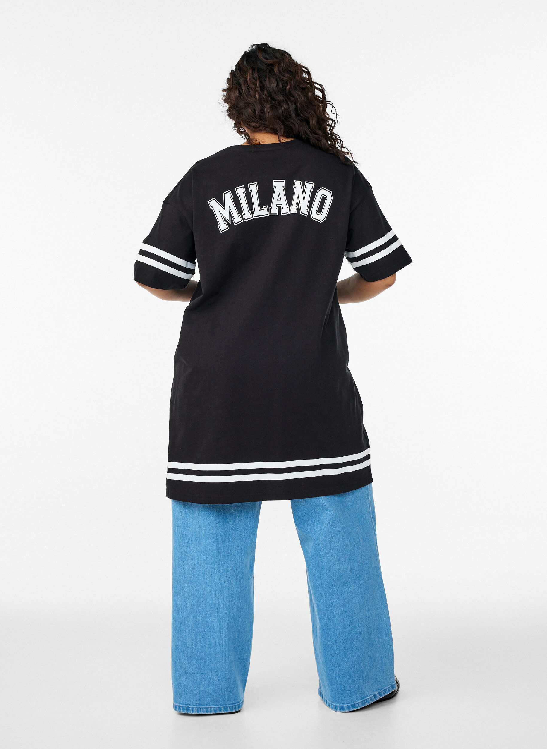 Zizzi Robe T-shirt courte avec d&eacute;tails sport, Noir, Model image number 2