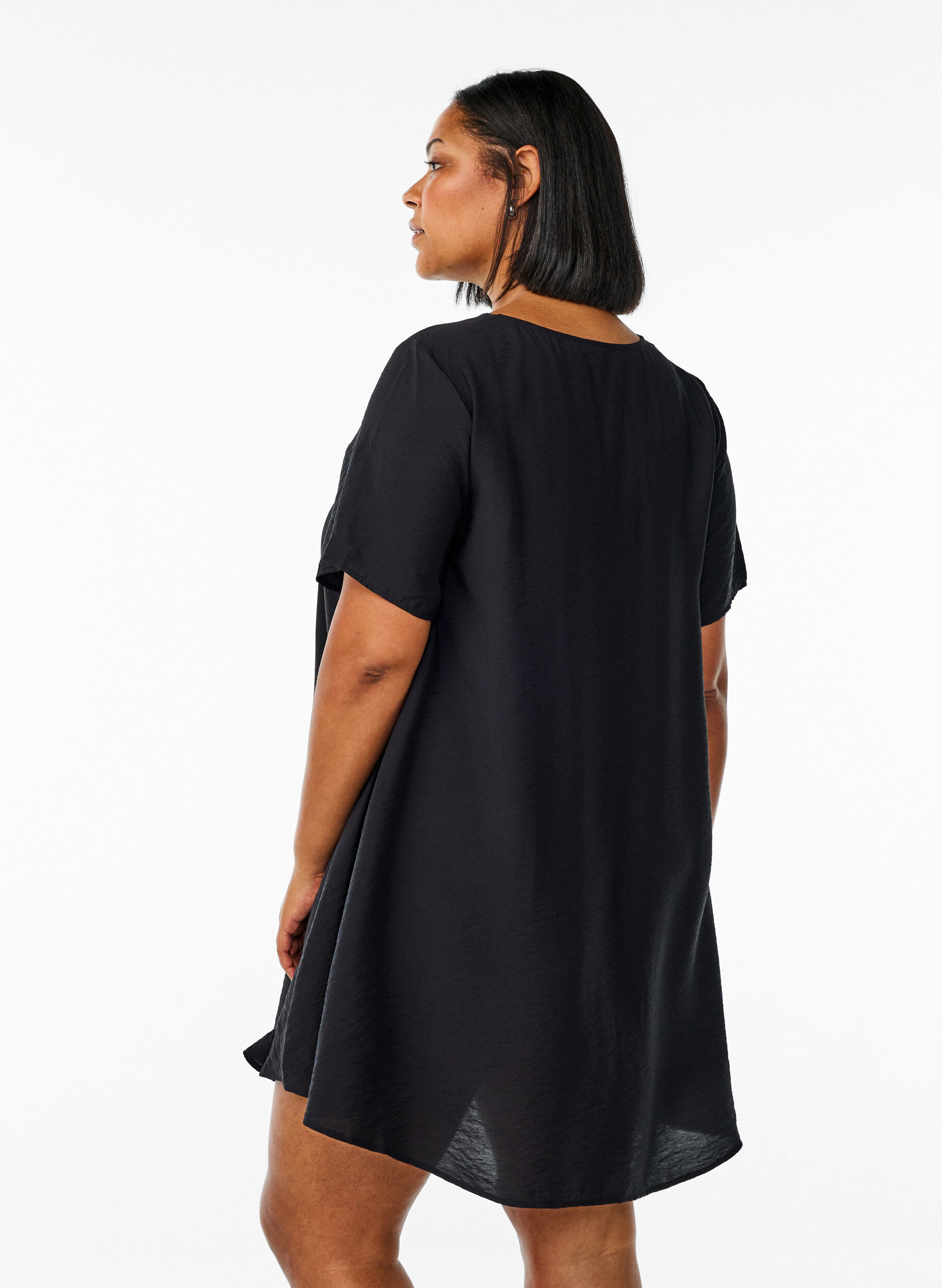 Zizzi Robe &eacute;vas&eacute;e en viscose &agrave; manches courtes, Noir, Model image number 2