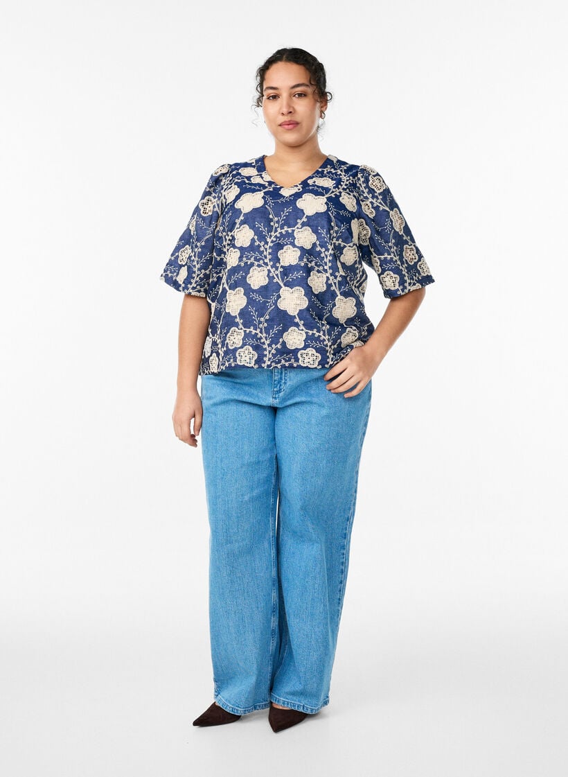 Blouse avec col en V et motif brod&eacute;, Bleu, Model image number 1