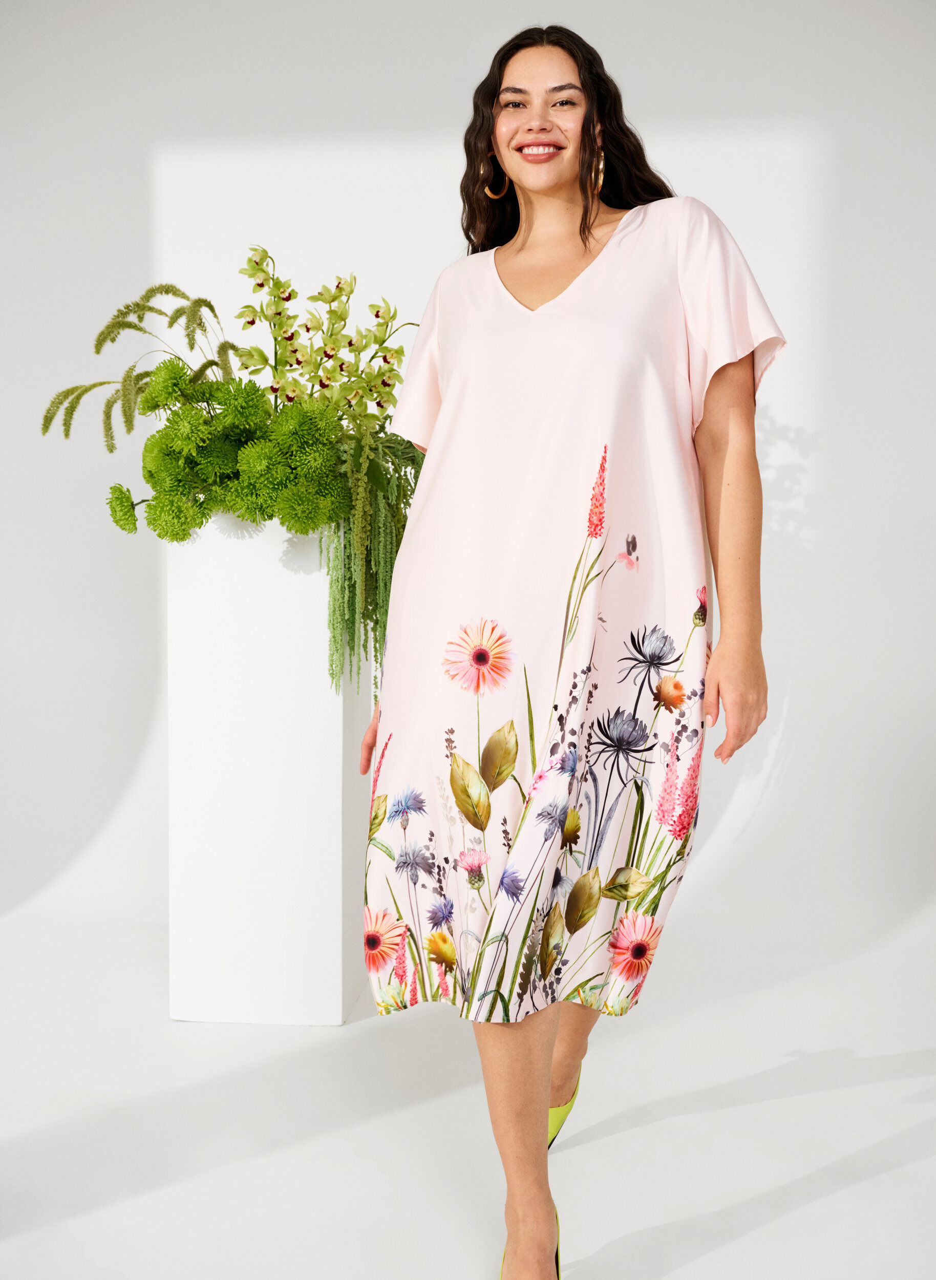 Zizzi	 Taille jurk met bloemenprint en korte mouwen, White Sand, Image image number 0