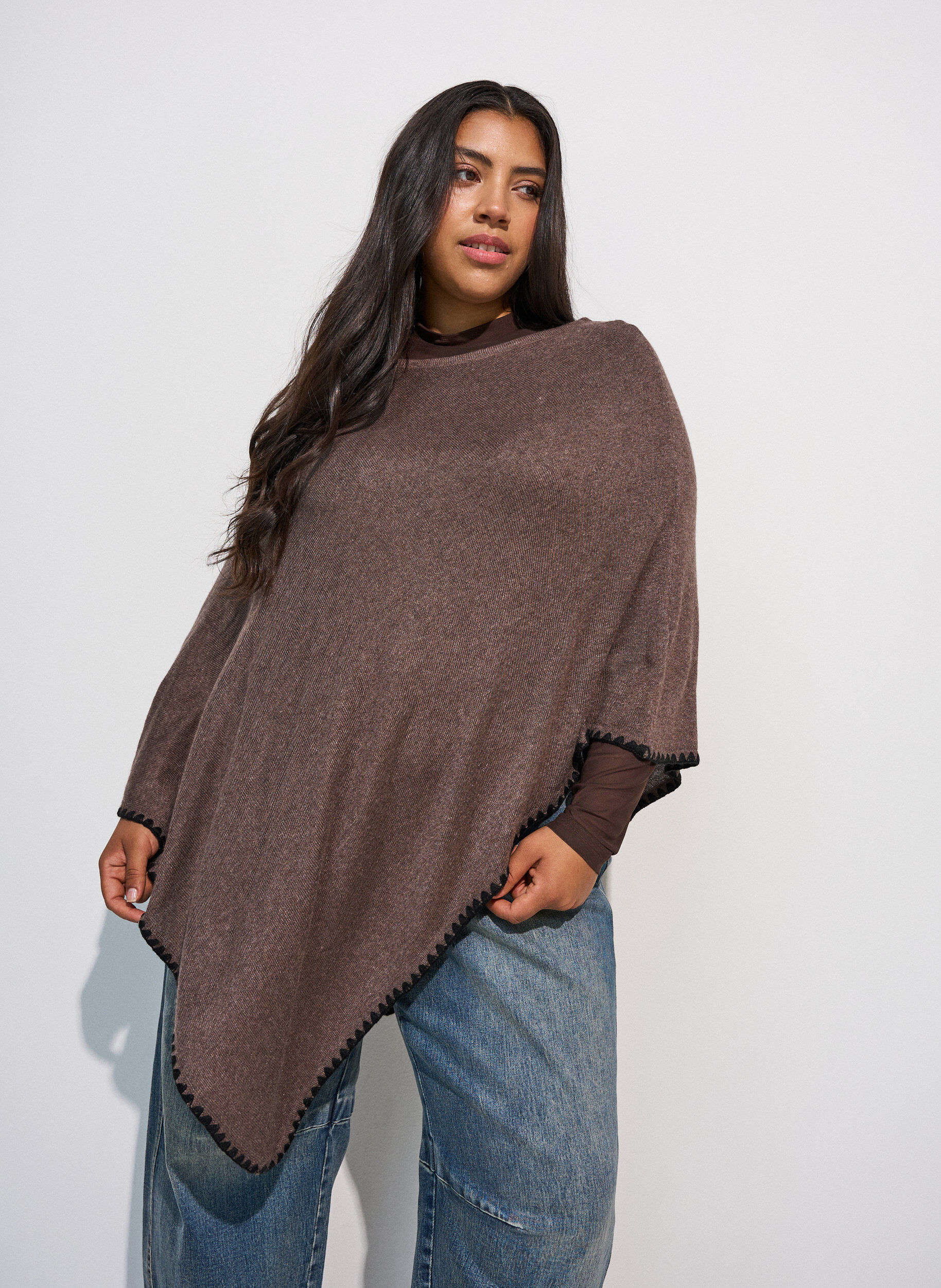 Fijngebreide poncho, Bruin, Model