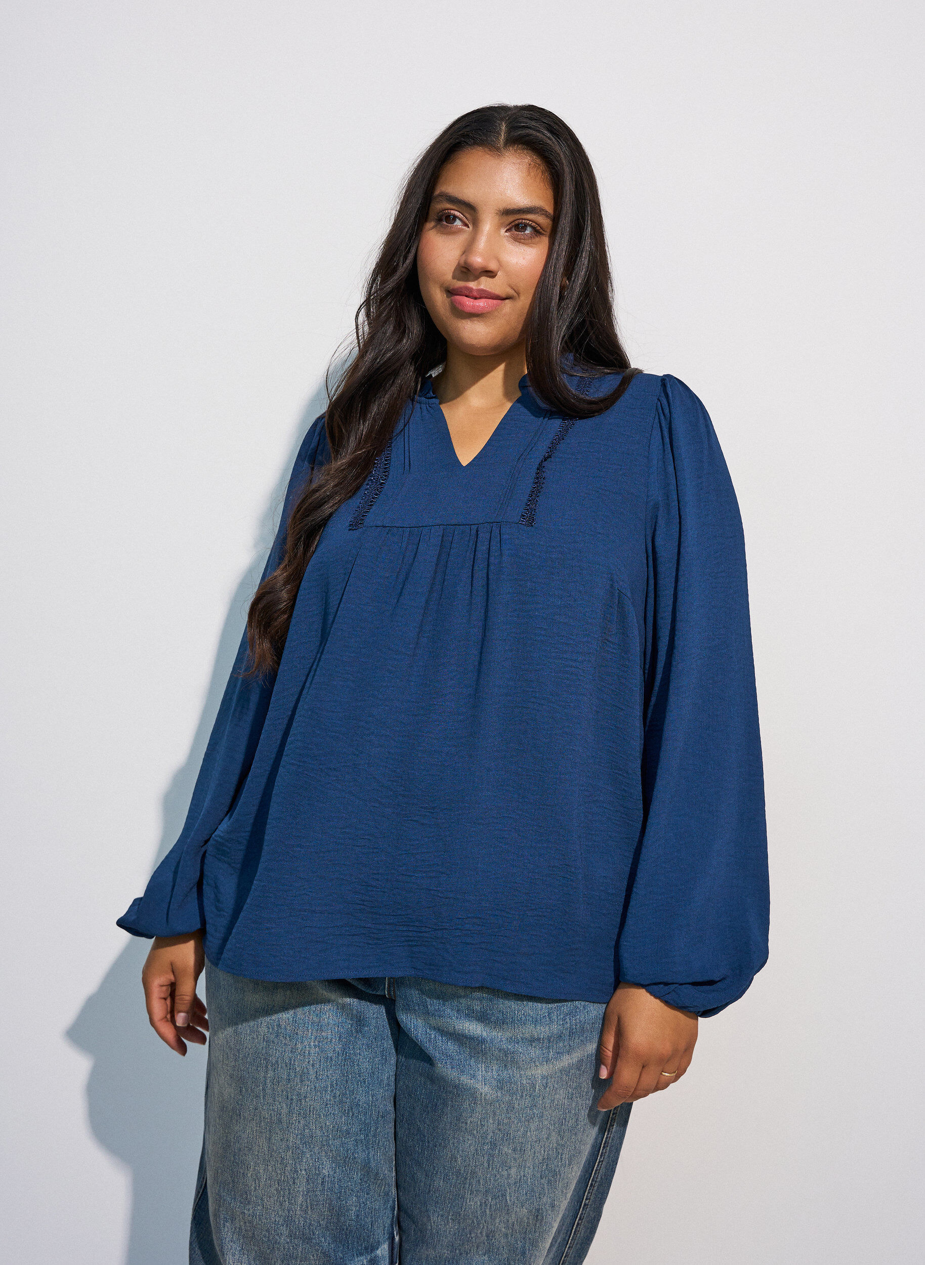 ZizziBlouse avec col en V et bande en crochet, Bleu, Model image number 0