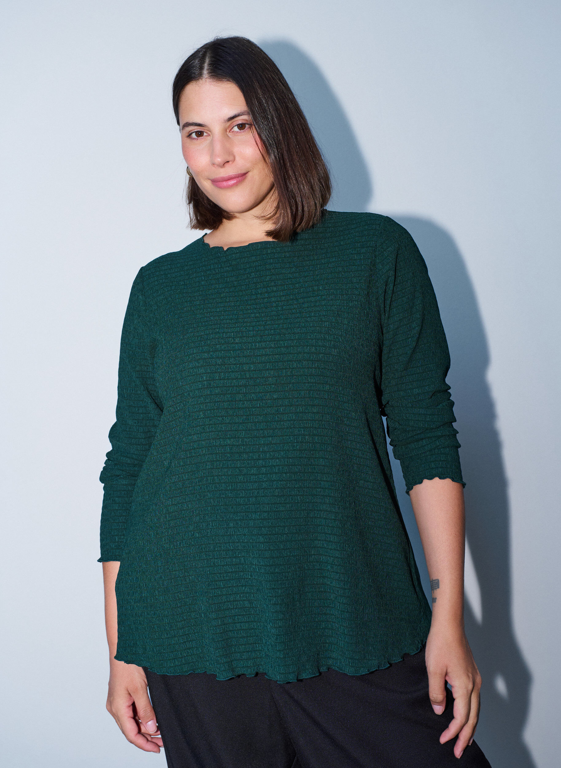 ZizziBlouse textur&eacute;e avec bords ondul&eacute;s, Vert fonc&eacute;, Model image number 0