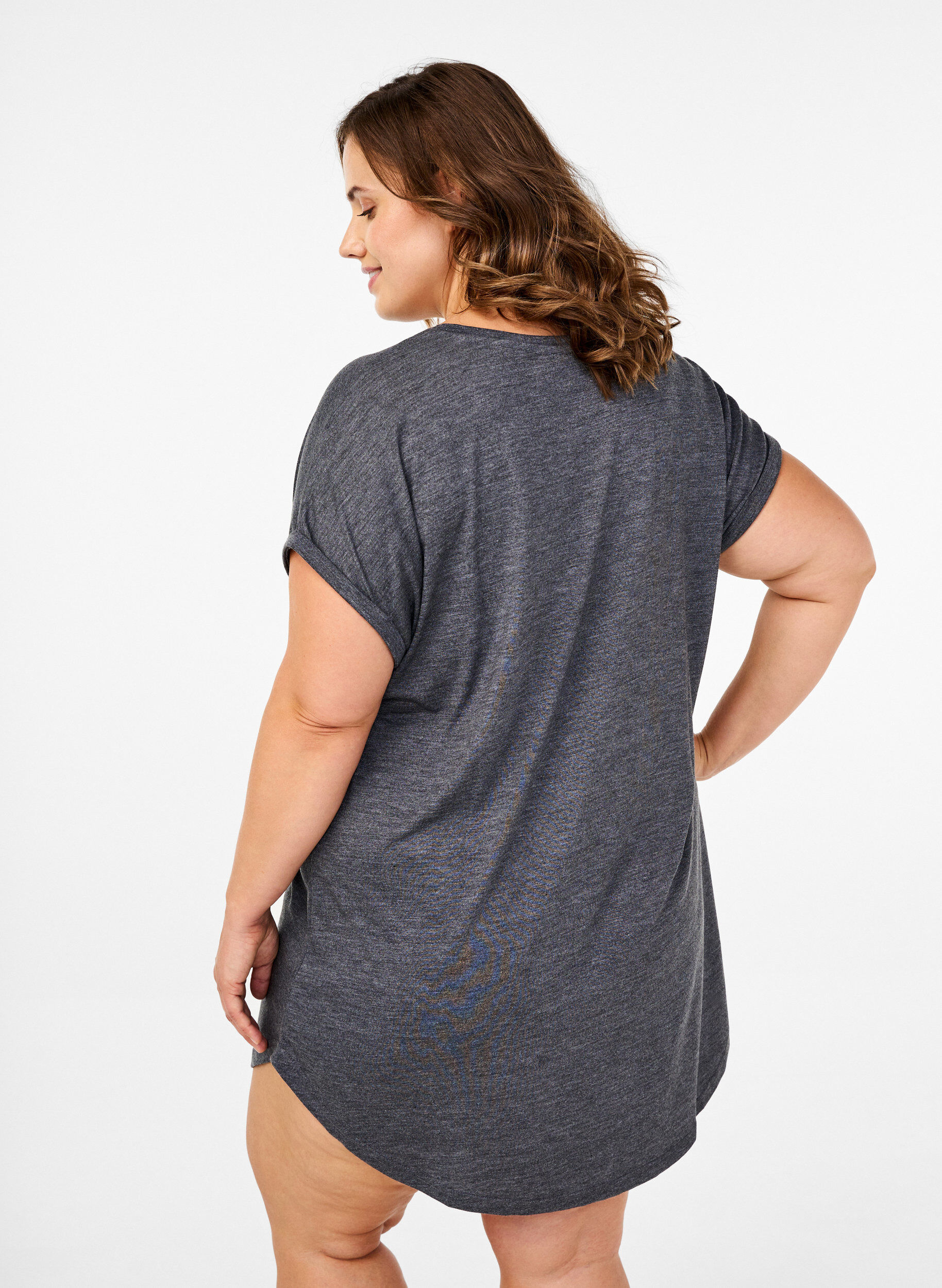 Zizzi Chemise de nuit &agrave; manches courtes avec imprim&eacute; texte, , Model image number 2