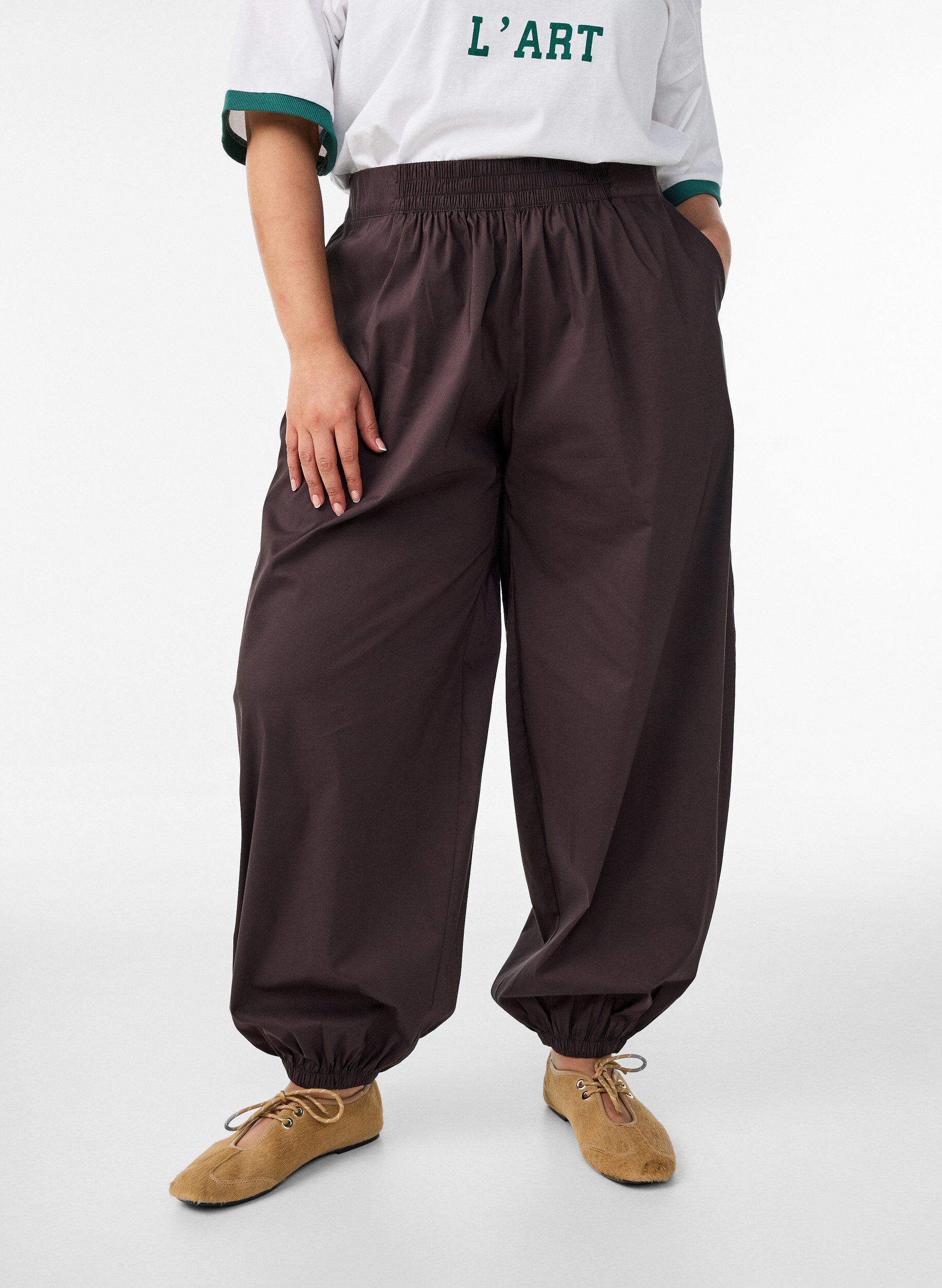ZizziPantalon ballon avec poches et ceinture &eacute;lastique, Marron, Model image number 2