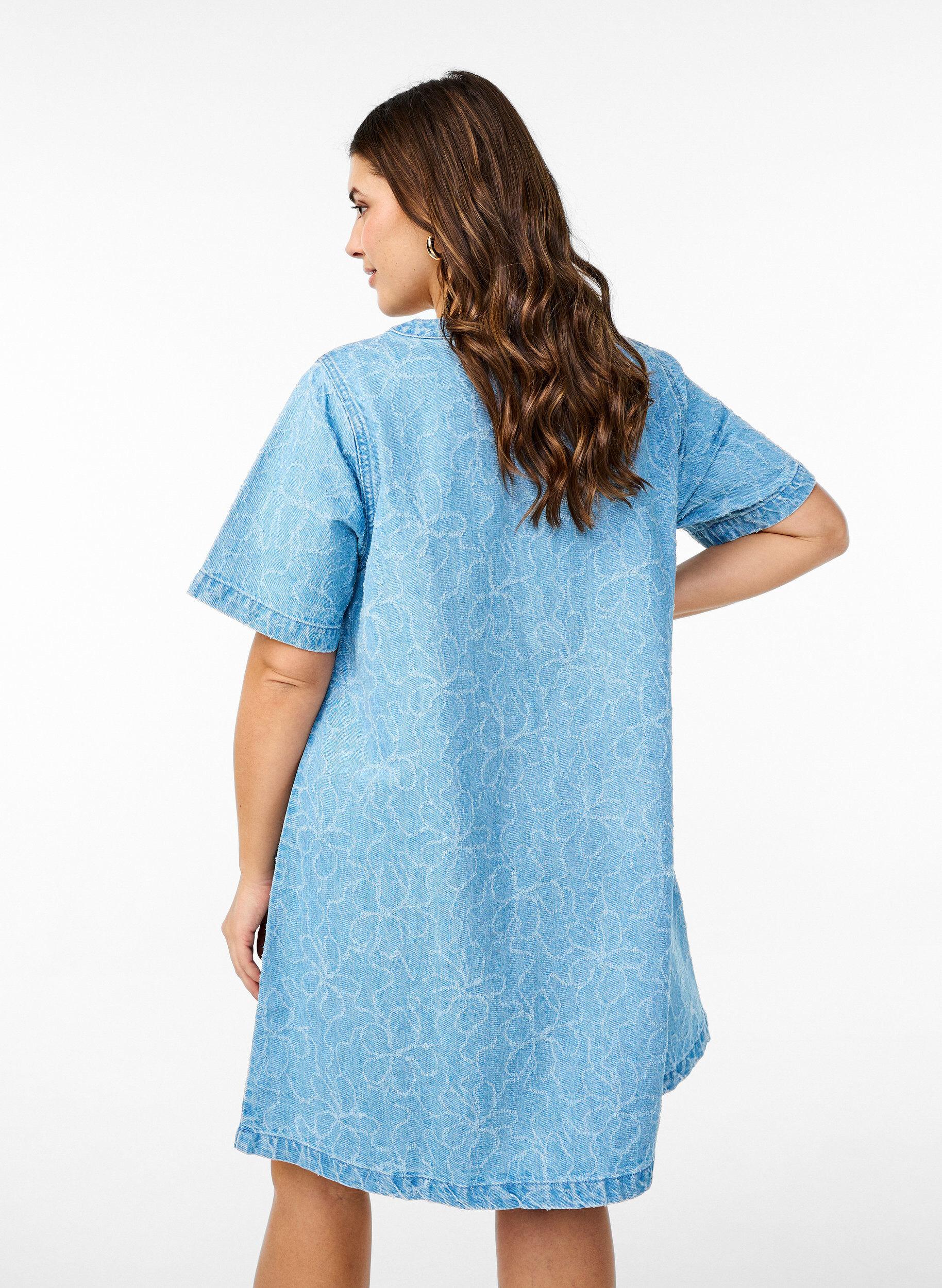 Zizzi Robe courte en denim avec une coupe trap&egrave;ze et un motif &agrave; n&oelig;uds, Bleu Clair, Model image number 2