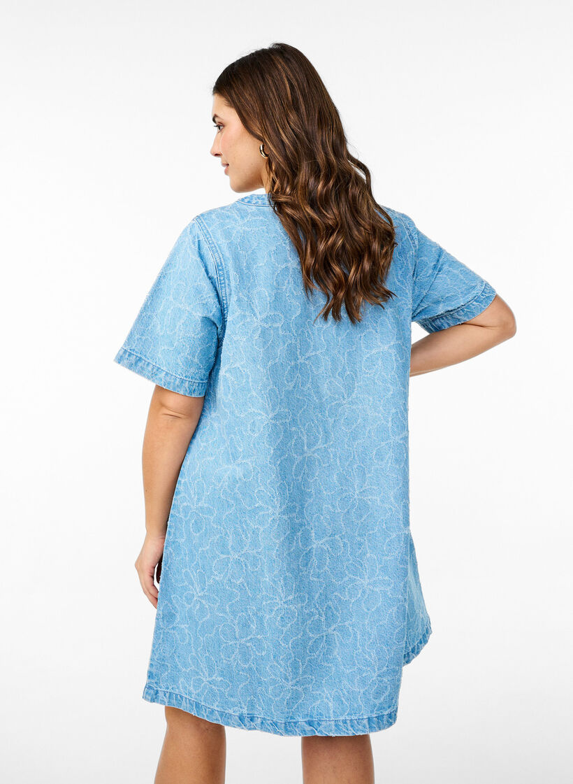 Robe courte en jean avec une coupe trapèze et un motif floral, Bleu Clair, Model image number 2