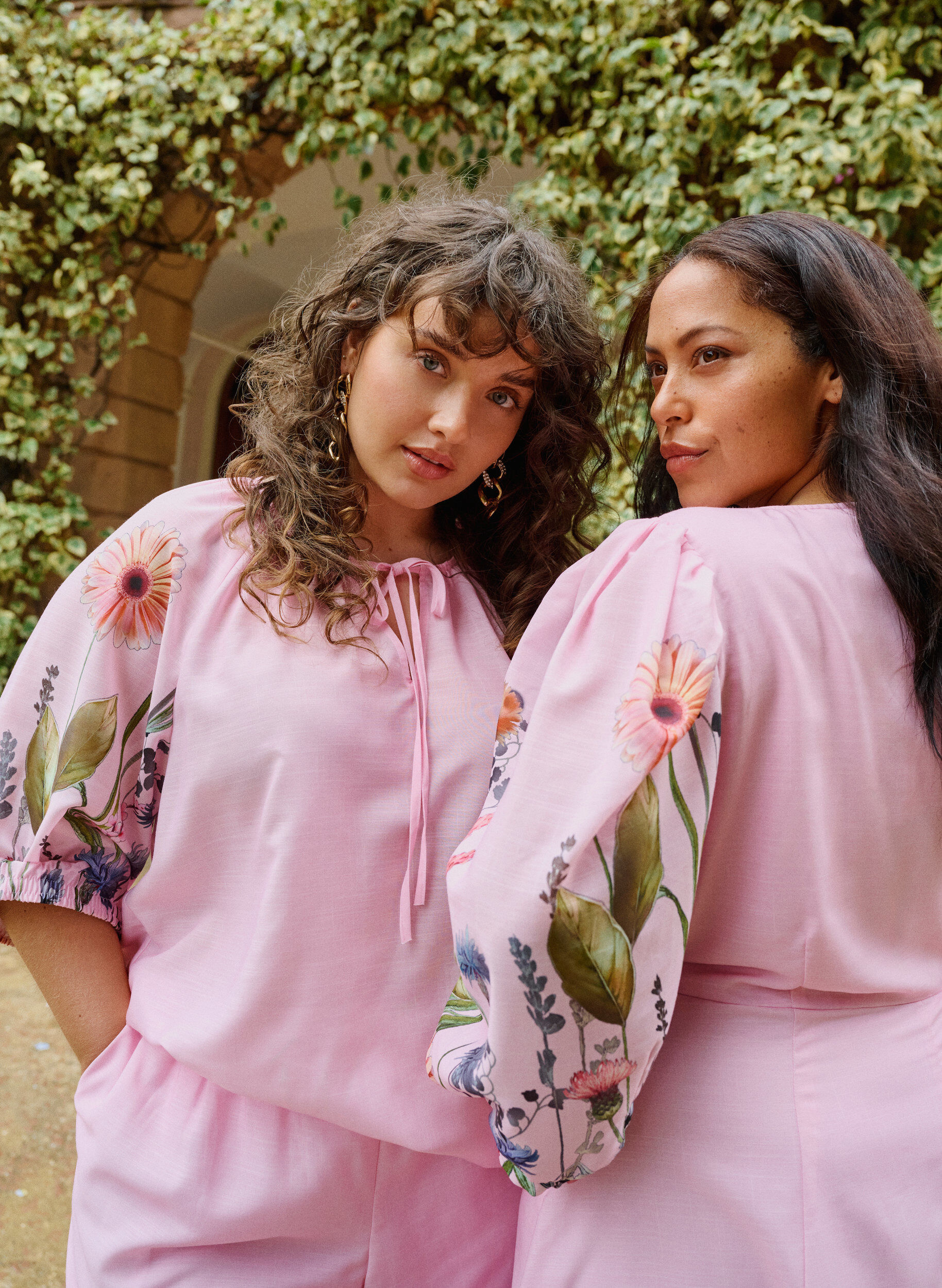 Zizzi Blouse avec lien &agrave; nouer et manches &agrave; imprim&eacute; fleuri, Rose, Image image number 0