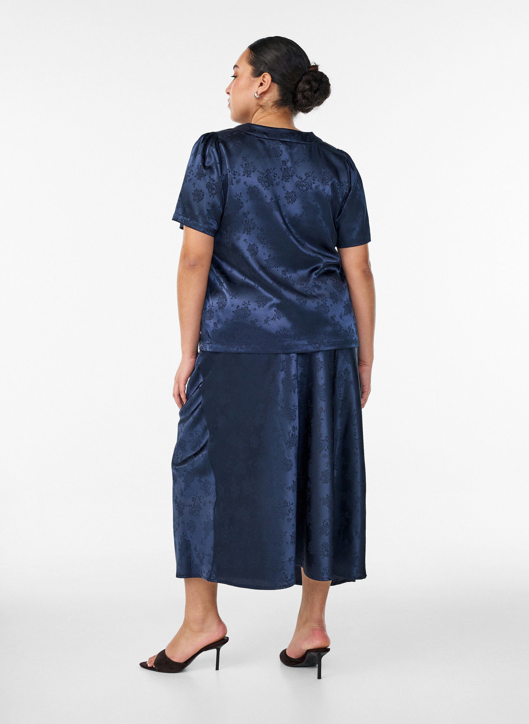 ZizziJupe en satin avec un motif floral ton sur ton, Bleu, Model image number 1