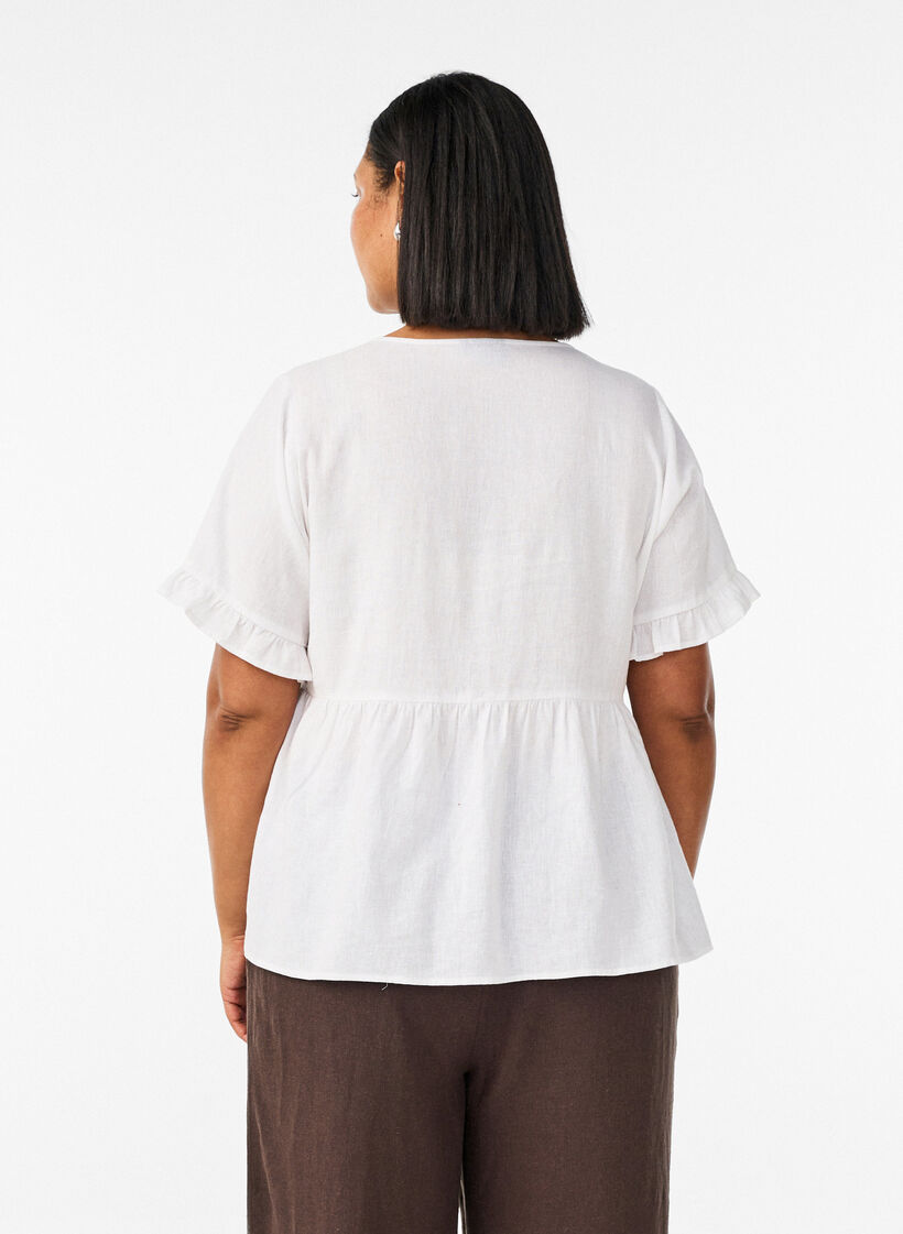 Blouse en lin et viscose avec un col en V et une fermeture boutonn&eacute;e, Blanc, Model image number 2