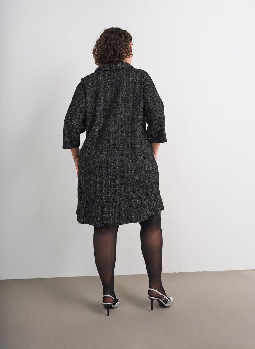 Robe courte en boucl&eacute; avec boutons d&eacute;coratifs, Noir, Model image number 2