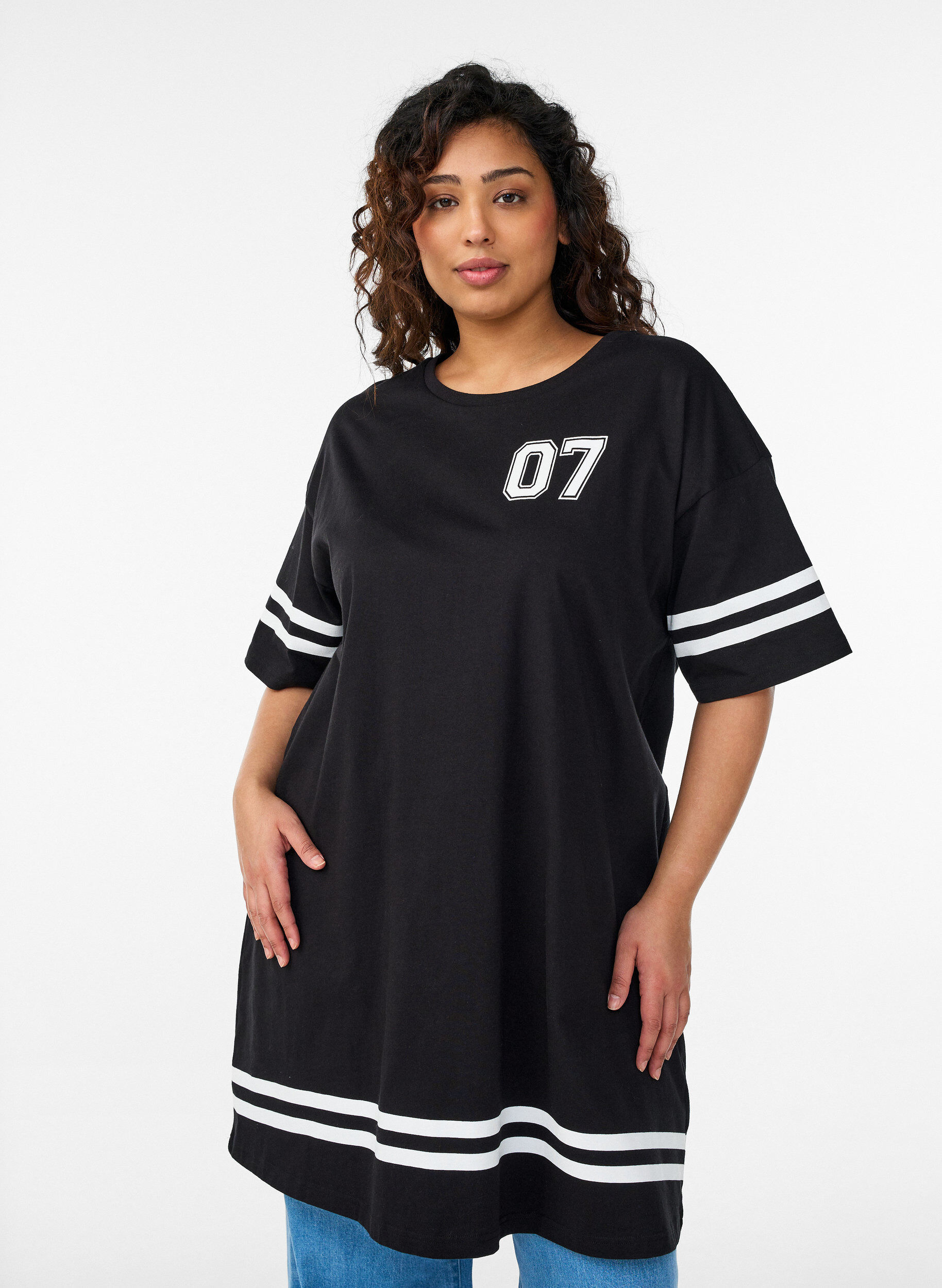 Robe T-shirt courte avec d&eacute;tails sportifs, Noir, Model